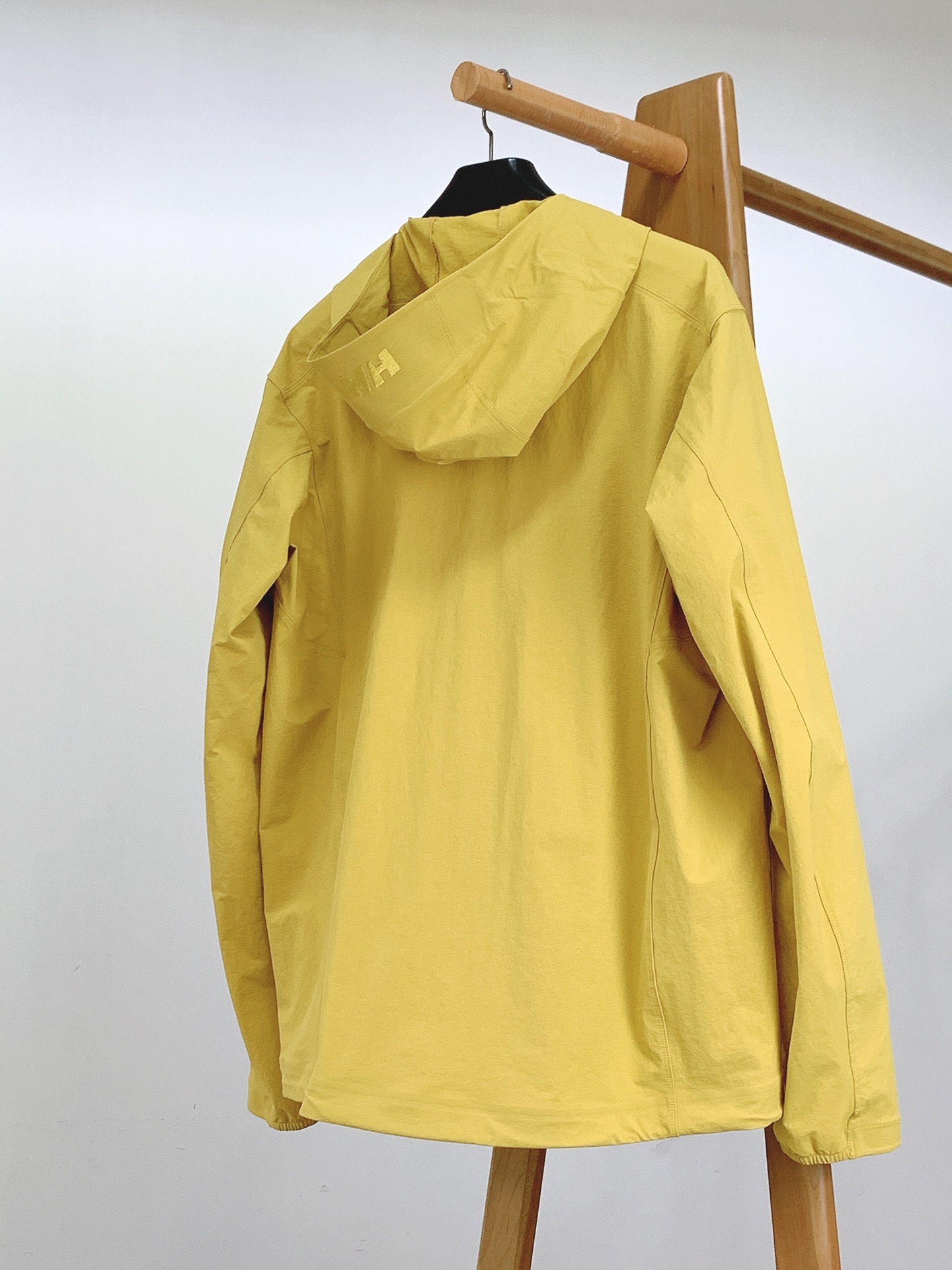 Helly Hansen 耶尔.汉森 HH 情侣户外运动高弹登山防泼水夹克外套
最新款 官网同步发售