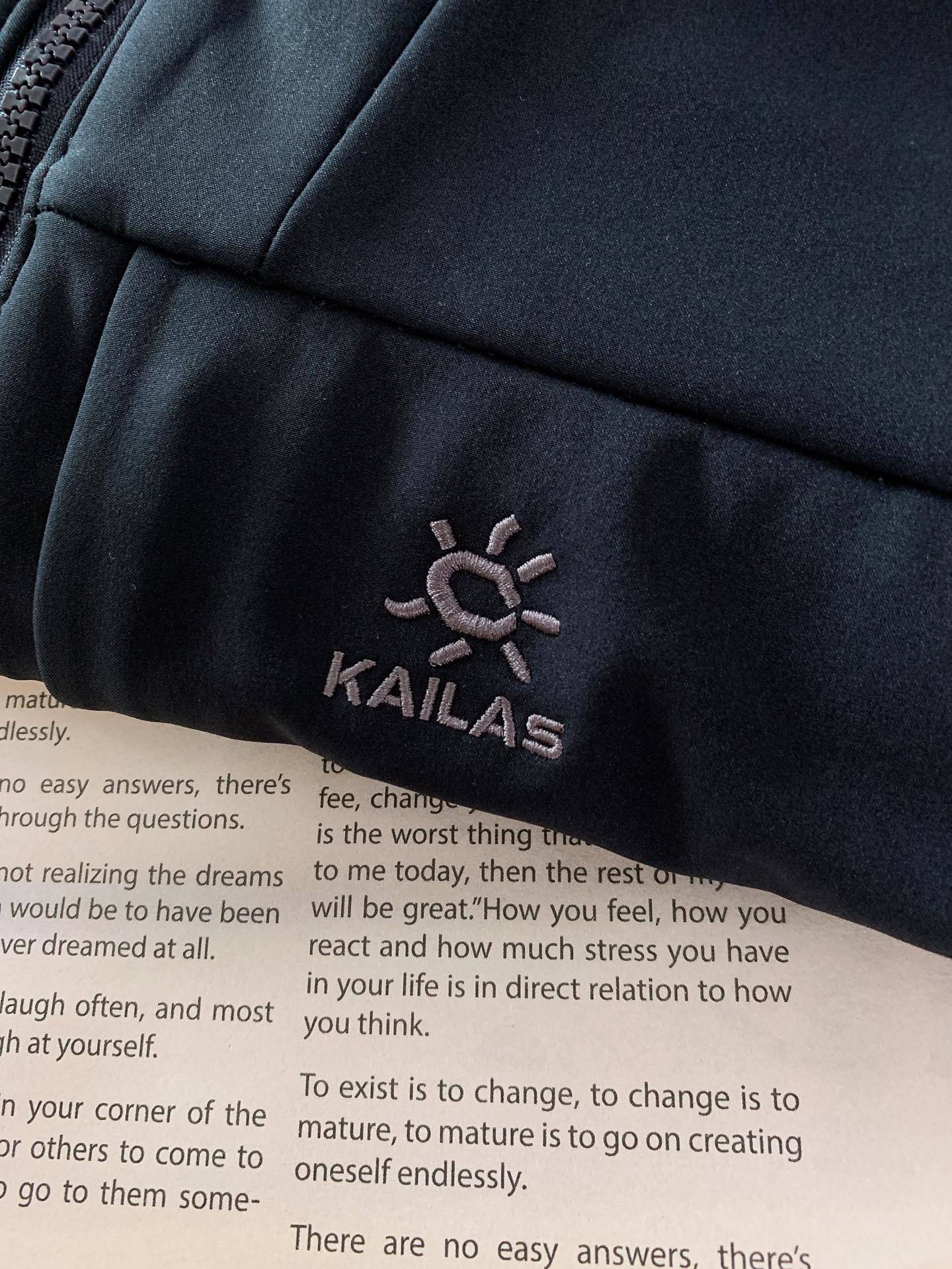 Kailas 凯乐石 官网一货难求胸口袋口全新升级,运动户外登山徒步防风防泼保暖透气薄绒软壳拉链外套~