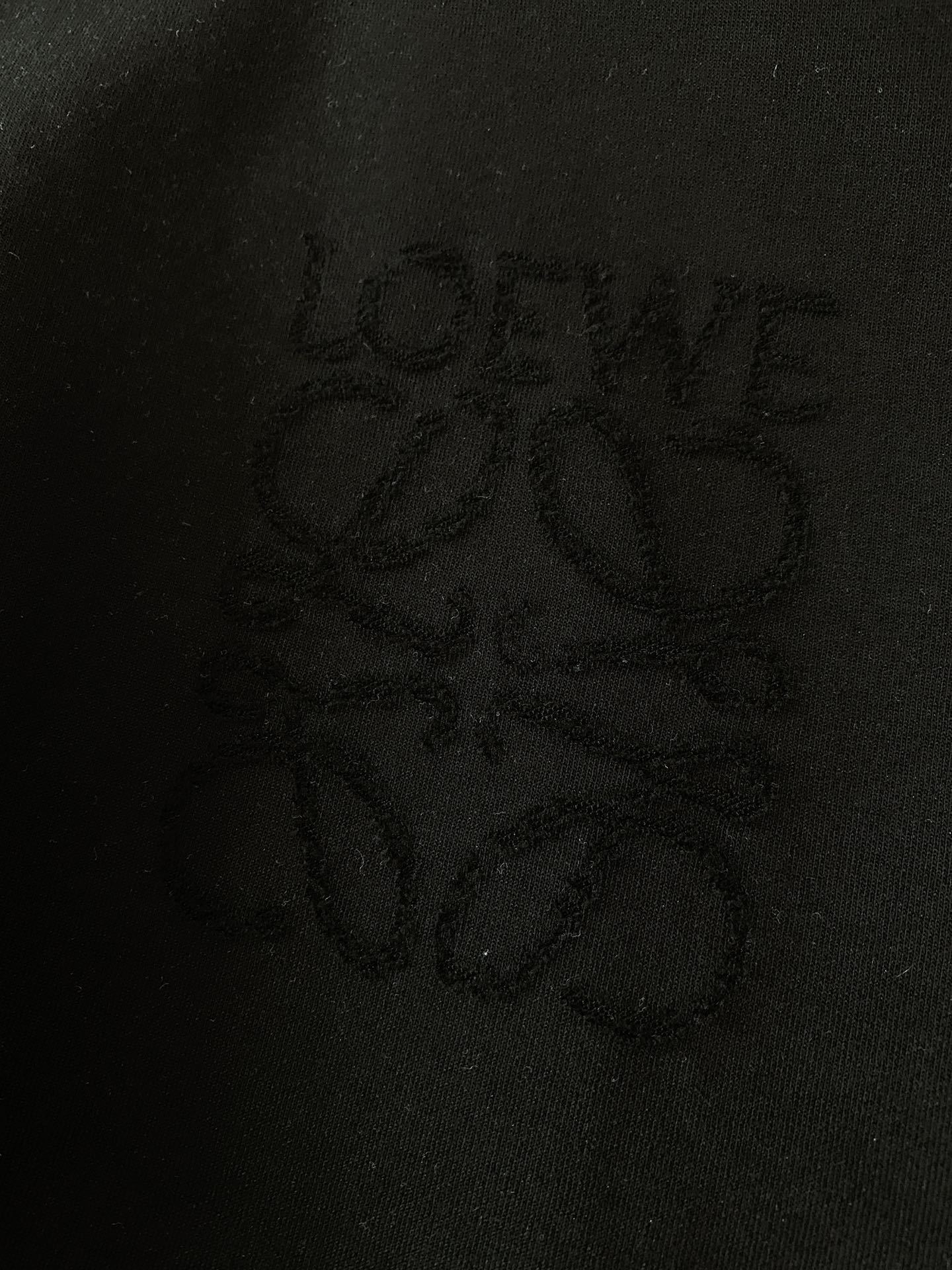 Loewe 罗意威 2025SS春夏新品
烧花工艺T恤。前胸与后背的烧花标识图案,通过精准烧花工艺,呈