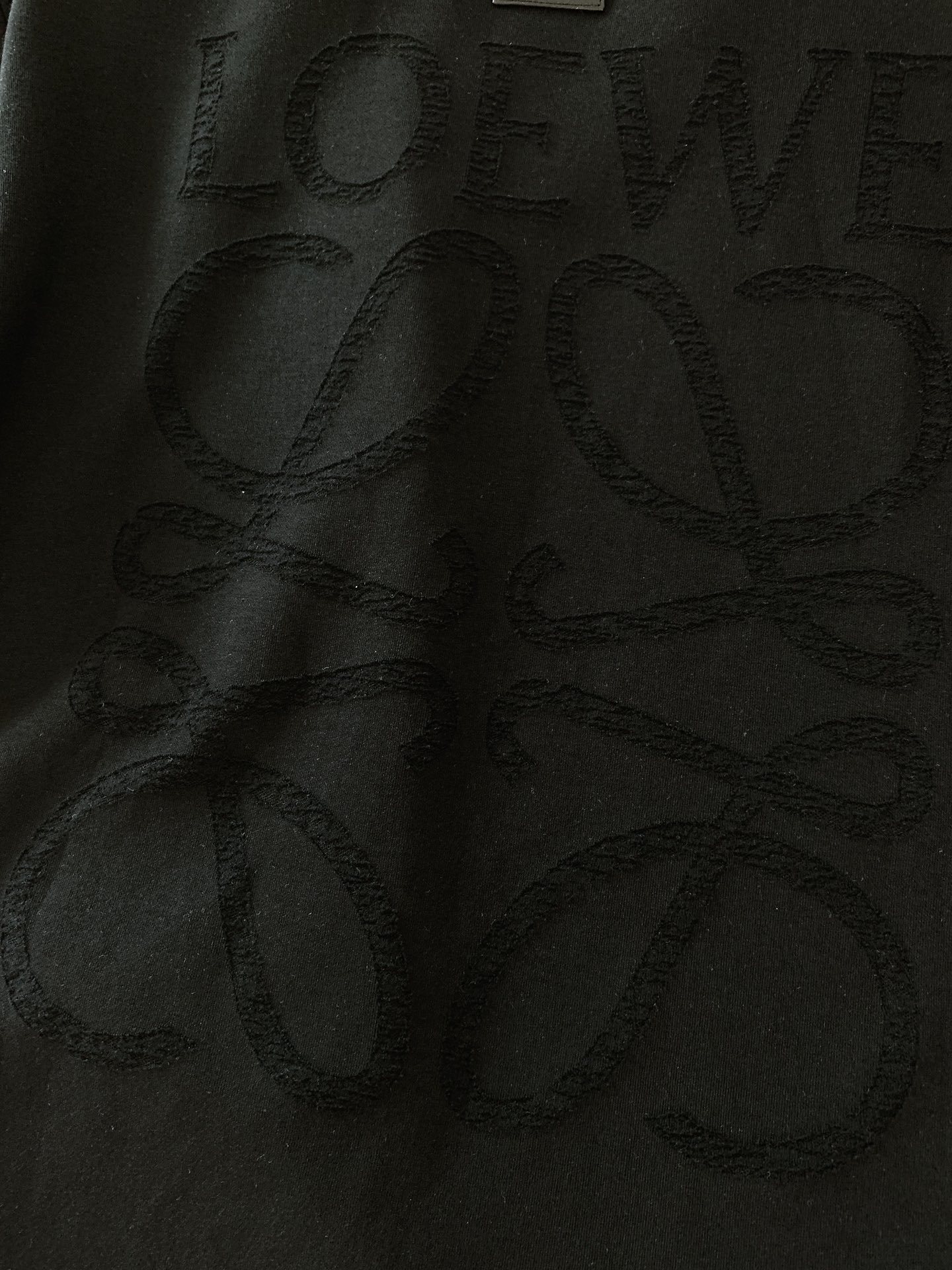 Loewe 罗意威 2025SS春夏新品
烧花工艺T恤。前胸与后背的烧花标识图案,通过精准烧花工艺,呈