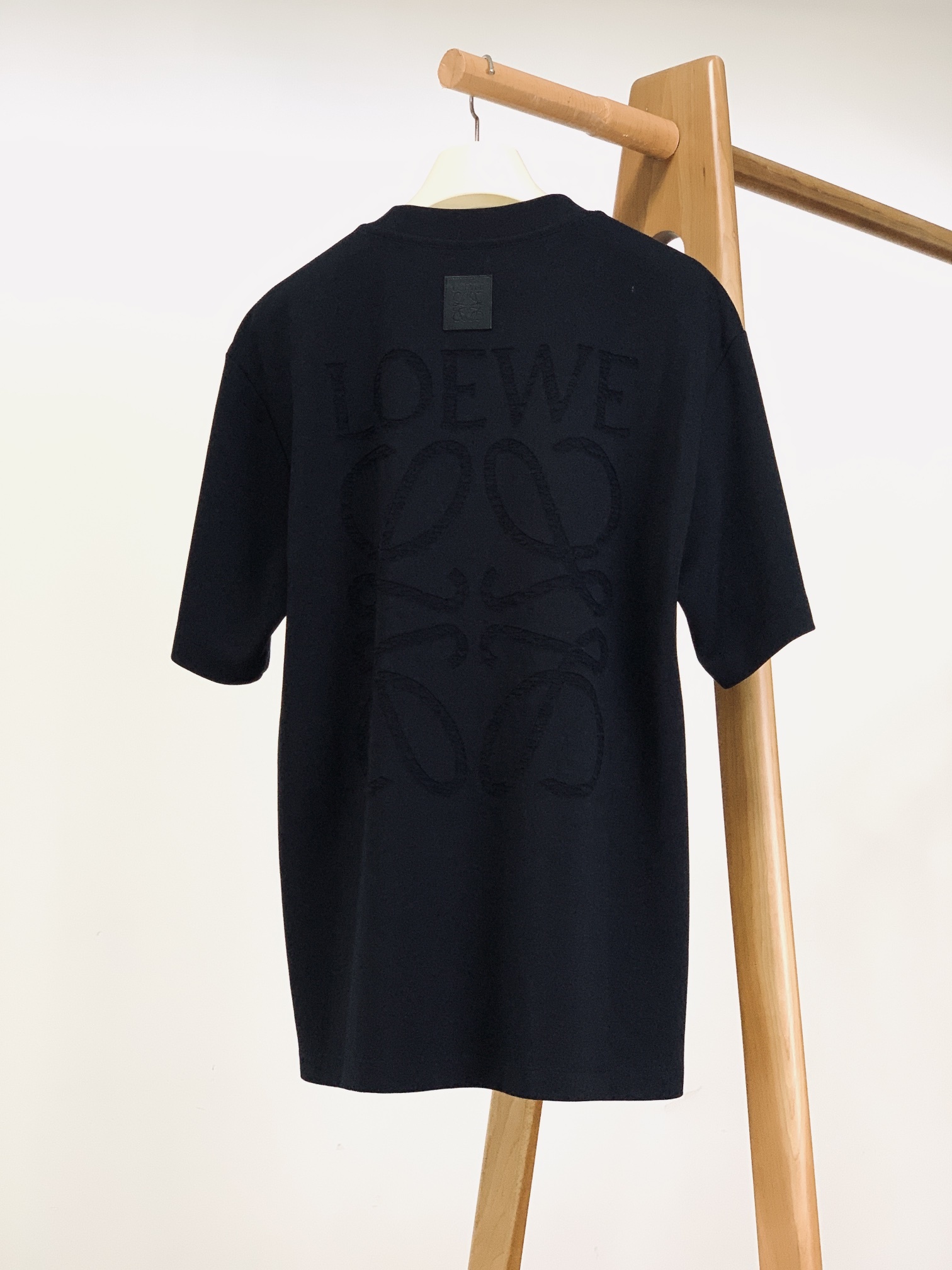 Loewe 罗意威 2025SS春夏新品
烧花工艺T恤。前胸与后背的烧花标识图案,通过精准烧花工艺,呈