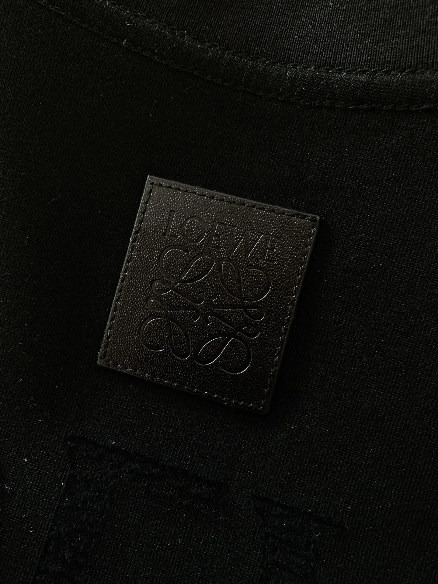 Loewe 罗意威 2025SS春夏新品
烧花工艺T恤。前胸与后背的烧花标识图案,通过精准烧花工艺,呈