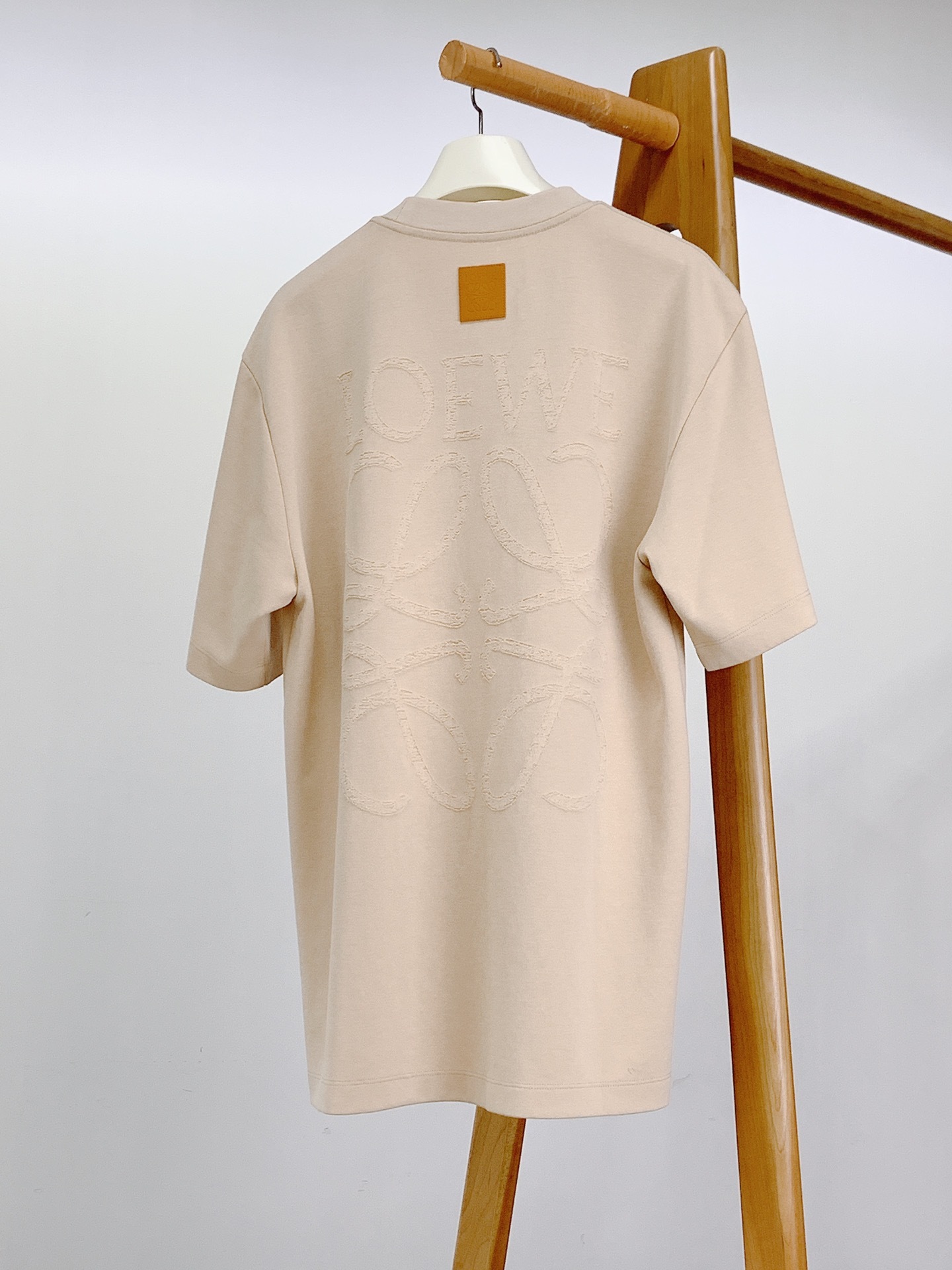 Loewe 罗意威 2025SS春夏新品
烧花工艺T恤。前胸与后背的烧花标识图案,通过精准烧花工艺,呈