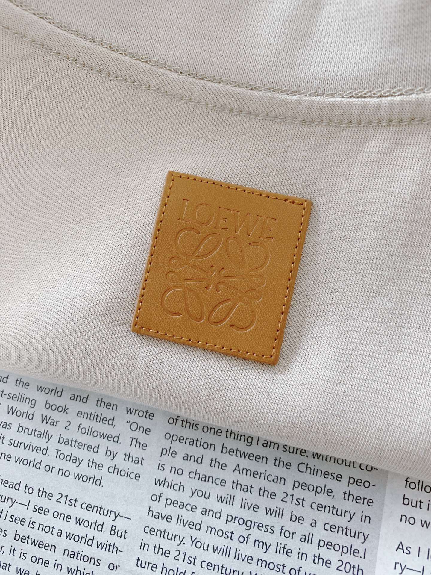 Loewe 罗意威 2025SS春夏新品
烧花工艺T恤。前胸与后背的烧花标识图案,通过精准烧花工艺,呈