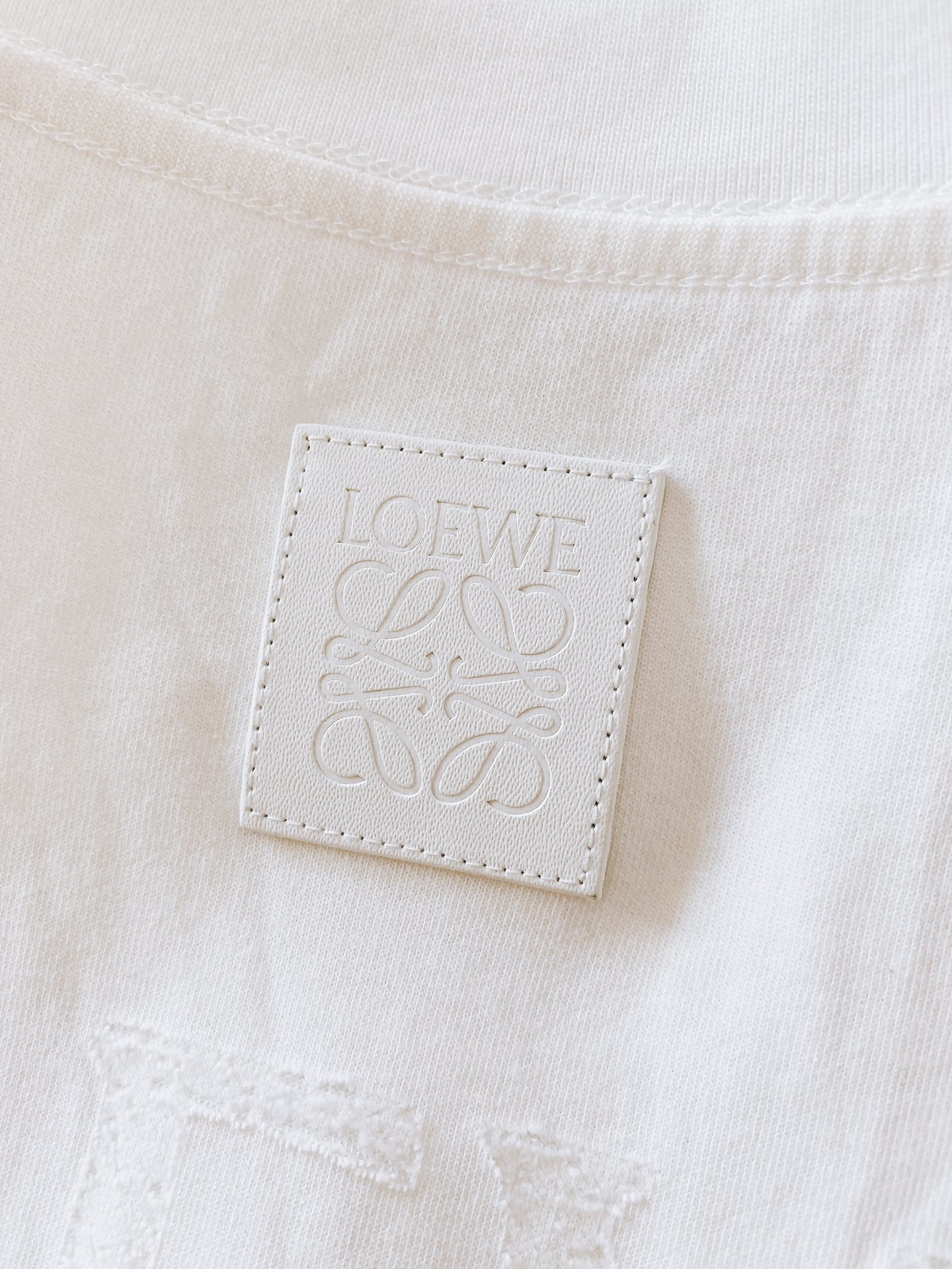 Loewe 罗意威 2025SS春夏新品
烧花工艺T恤。前胸与后背的烧花标识图案,通过精准烧花工艺,呈