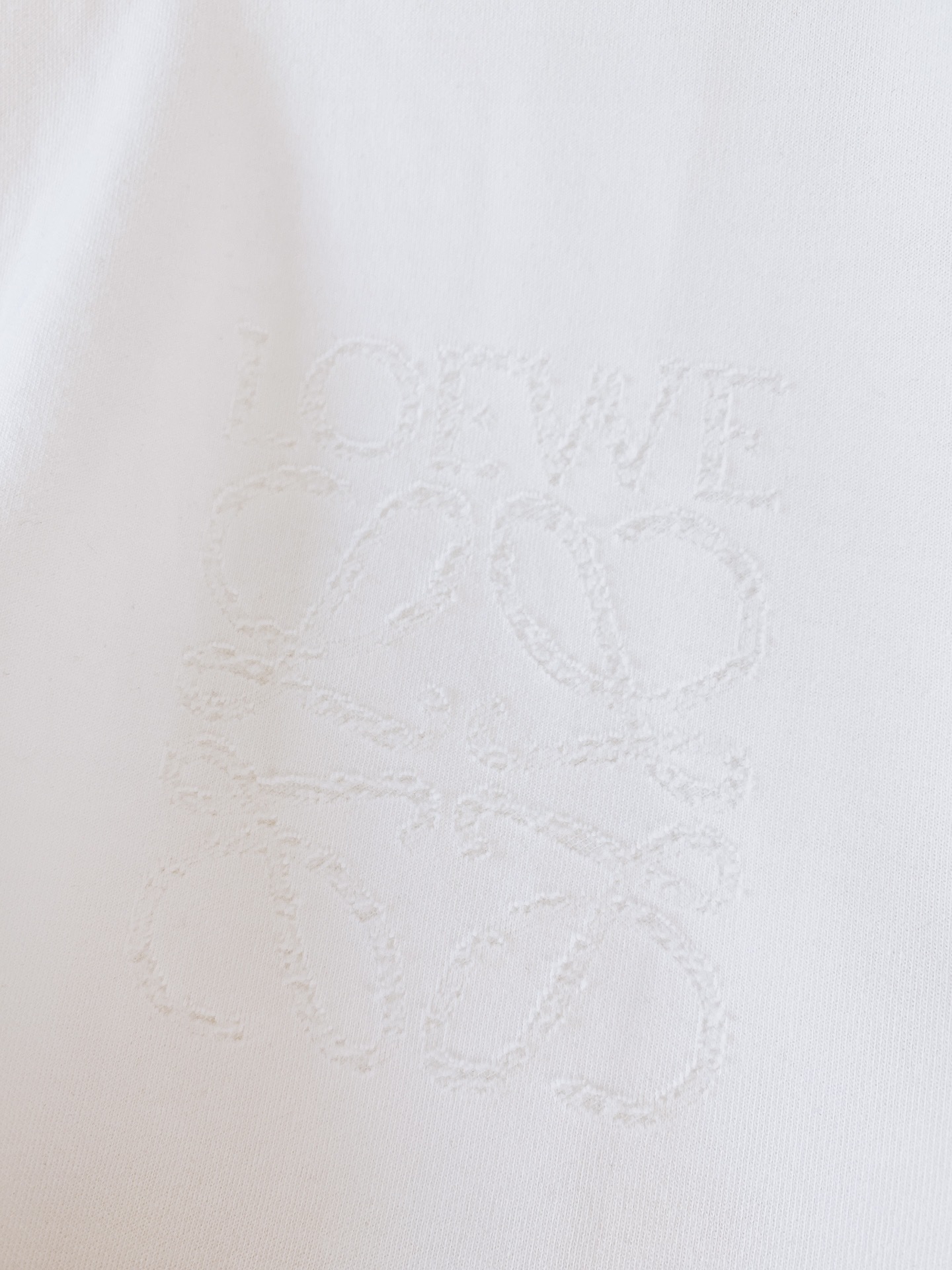 Loewe 罗意威 2025SS春夏新品
烧花工艺T恤。前胸与后背的烧花标识图案,通过精准烧花工艺,呈