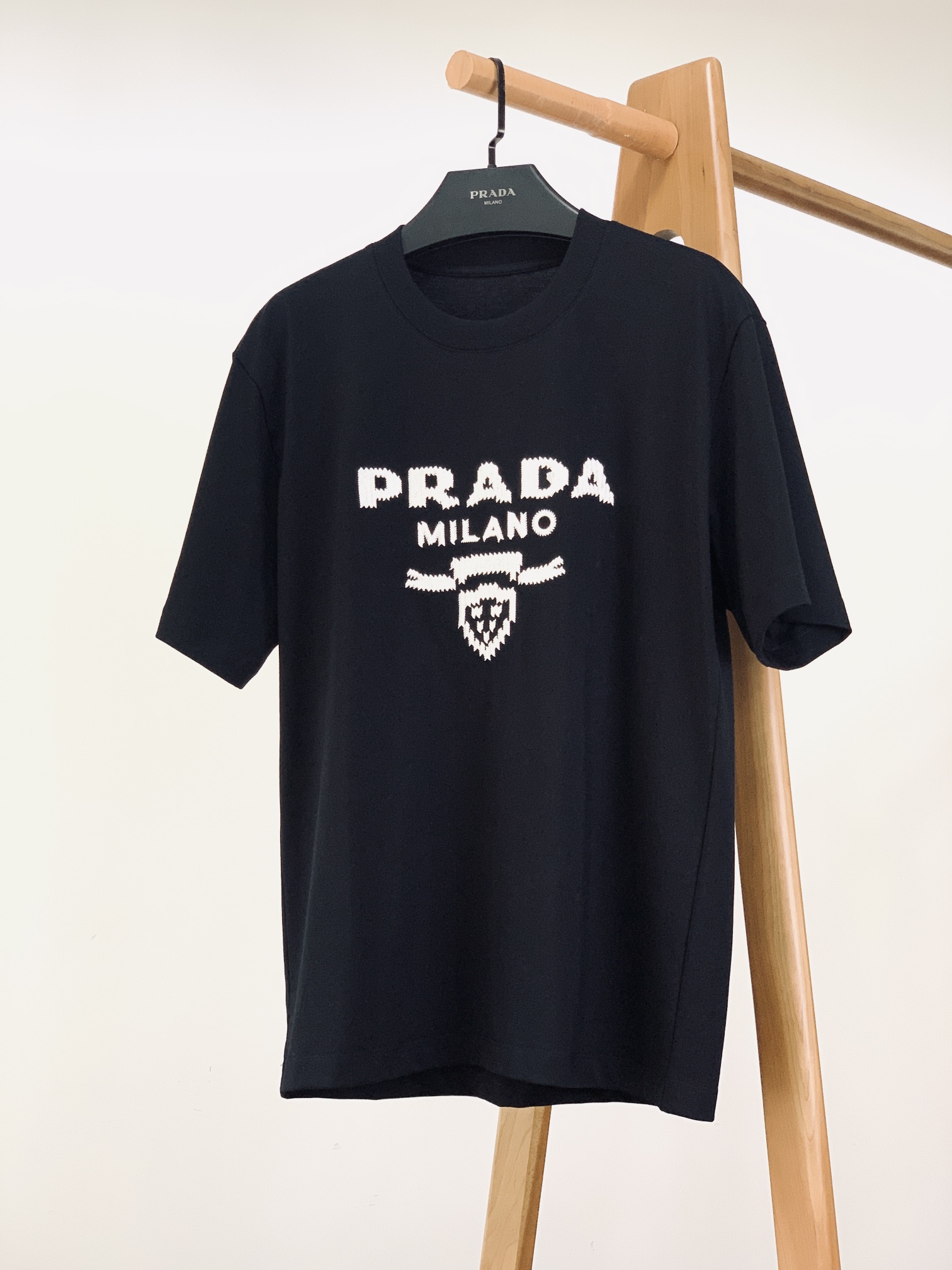 
Prada 普拉达 2025SS春夏新品 
重工刺绣T恤。胸前字母与徽章图案每一针刺绣都经过精准对位，