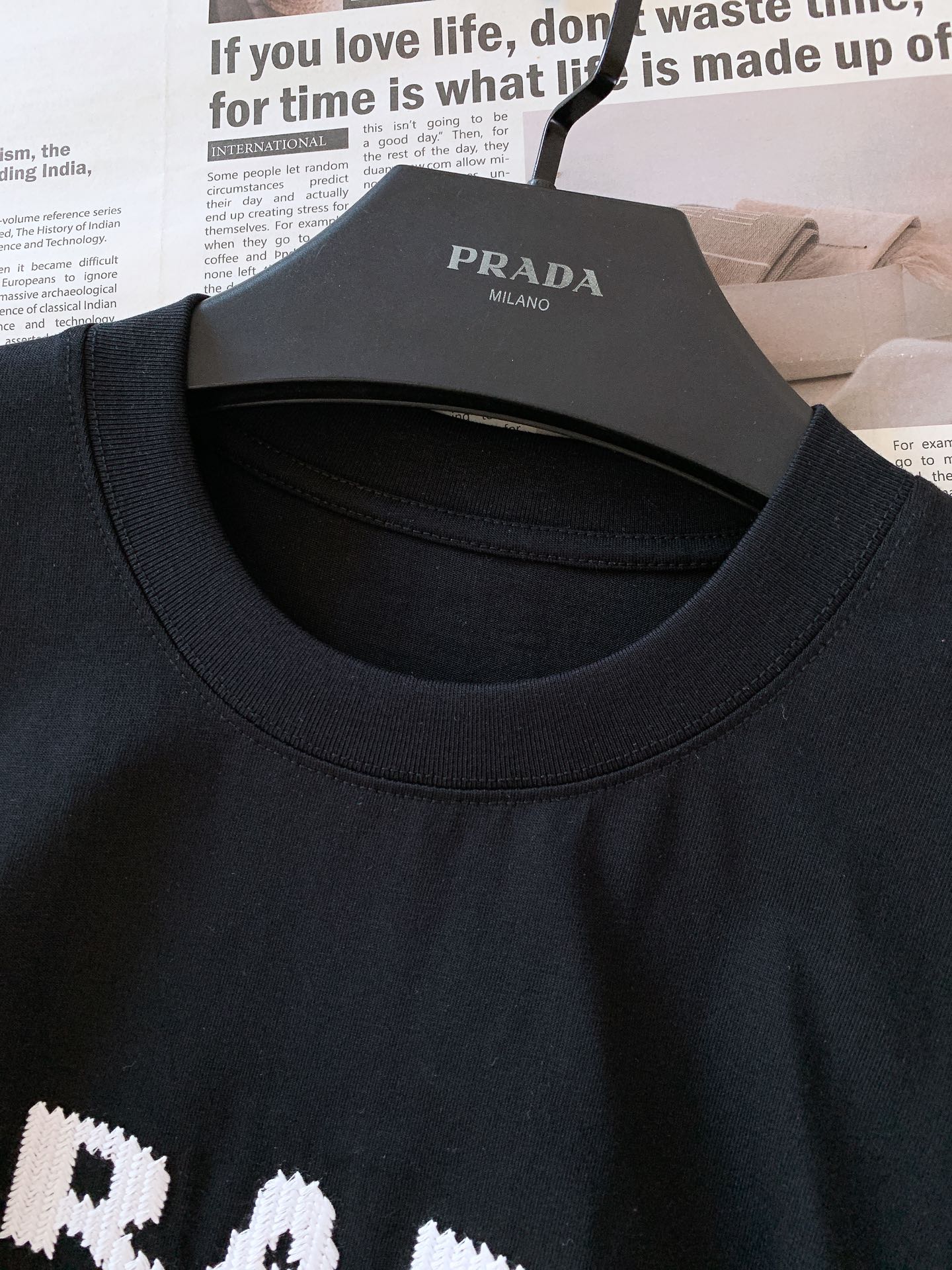 
Prada 普拉达 2025SS春夏新品 
重工刺绣T恤。胸前字母与徽章图案每一针刺绣都经过精准对位，