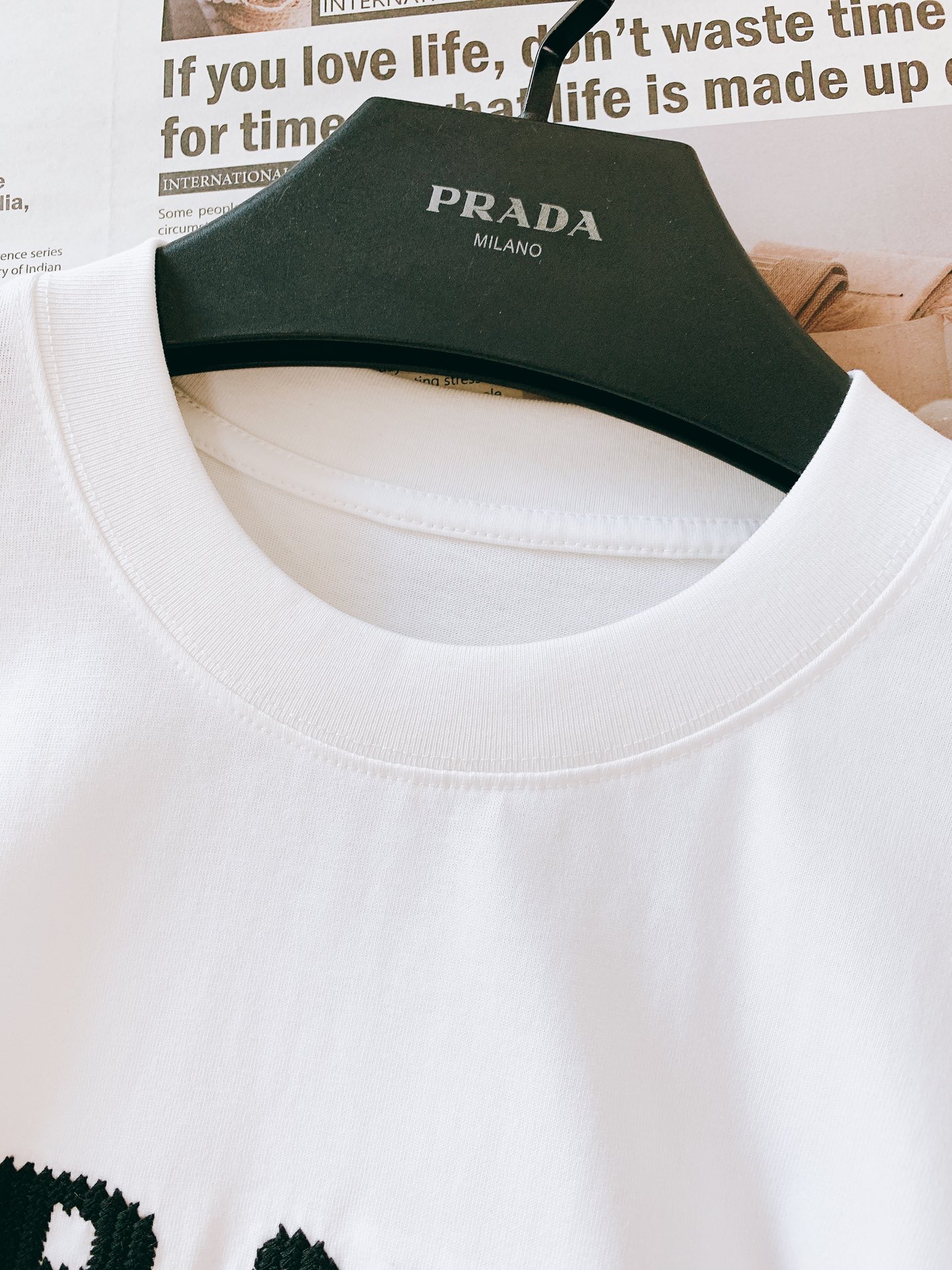 
Prada 普拉达 2025SS春夏新品 
重工刺绣T恤。胸前字母与徽章图案每一针刺绣都经过精准对位，