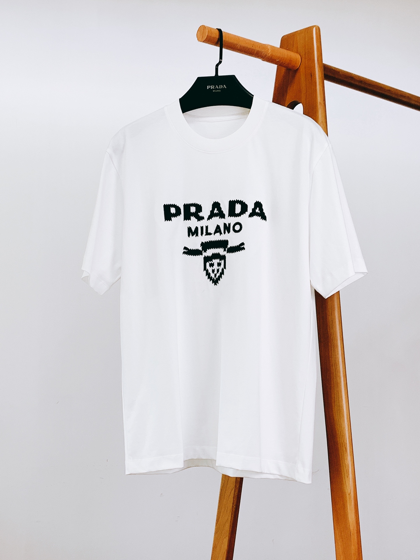 
Prada 普拉达 2025SS春夏新品 
重工刺绣T恤。胸前字母与徽章图案每一针刺绣都经过精准对位，