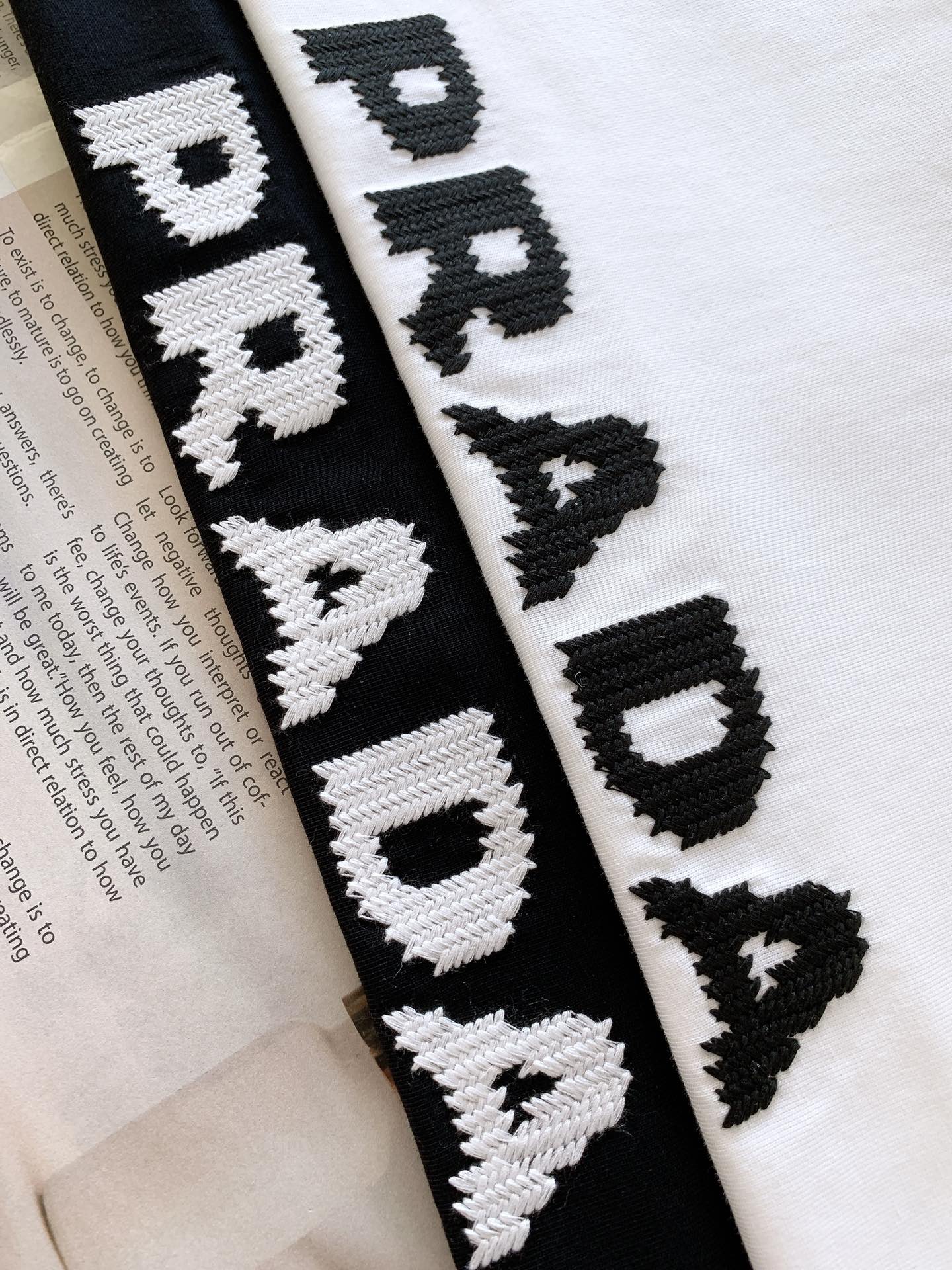 
Prada 普拉达 2025SS春夏新品 
重工刺绣T恤。胸前字母与徽章图案每一针刺绣都经过精准对位，