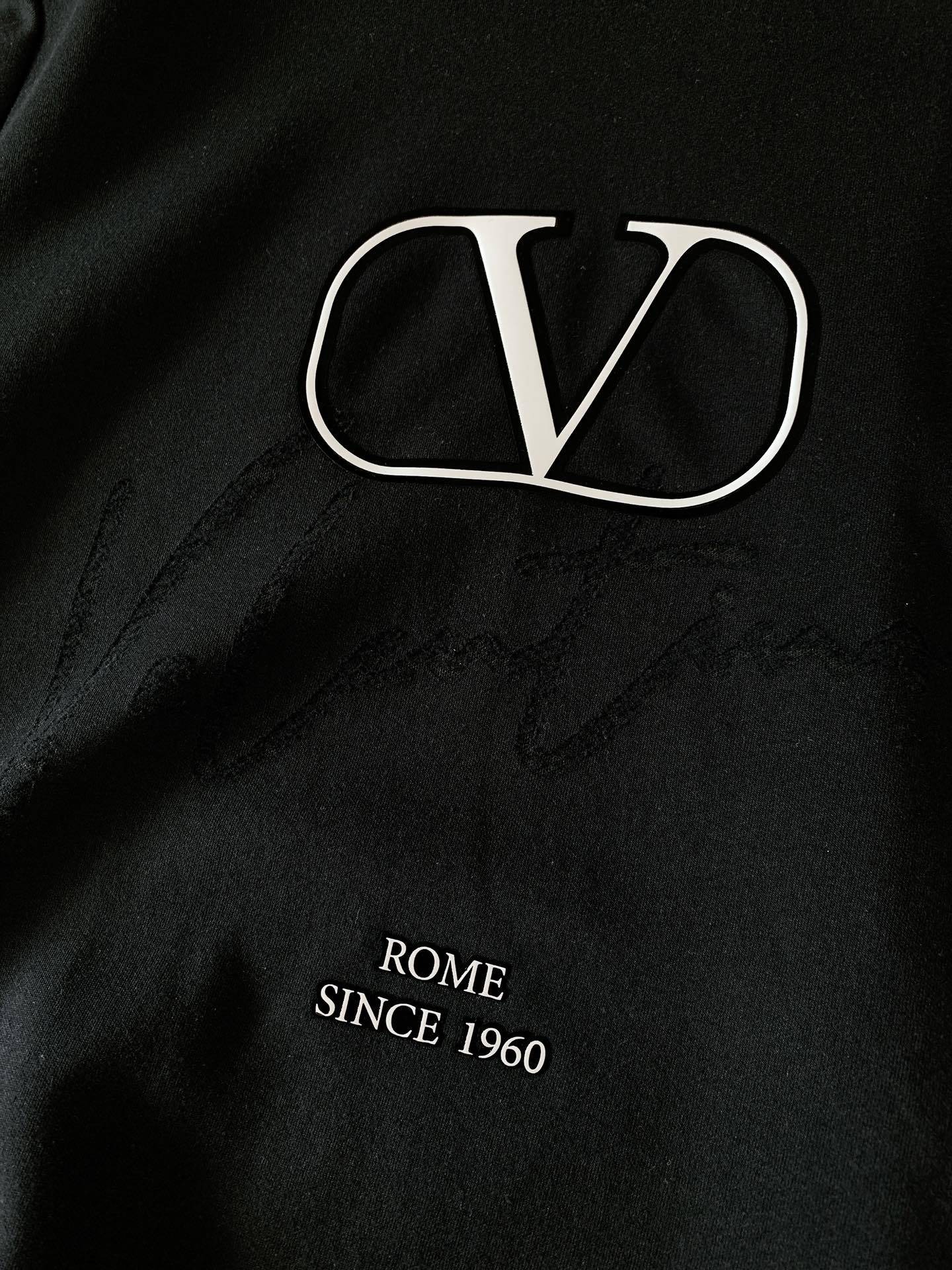 Valentino 华伦天奴 2025SS春夏新品
休闲套头T恤。标志性 LOGO,一眼识高定
前