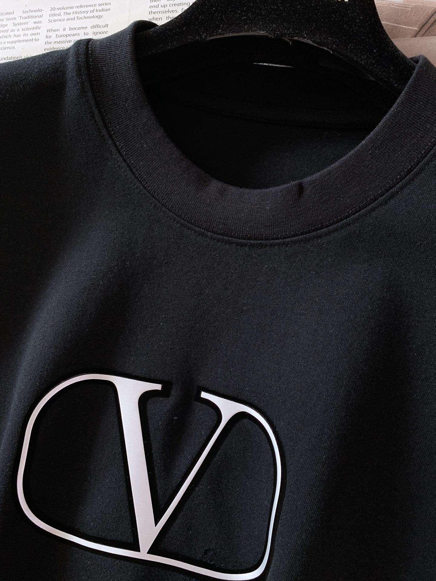 Valentino 华伦天奴 2025SS春夏新品
休闲套头T恤。标志性 LOGO,一眼识高定
前
