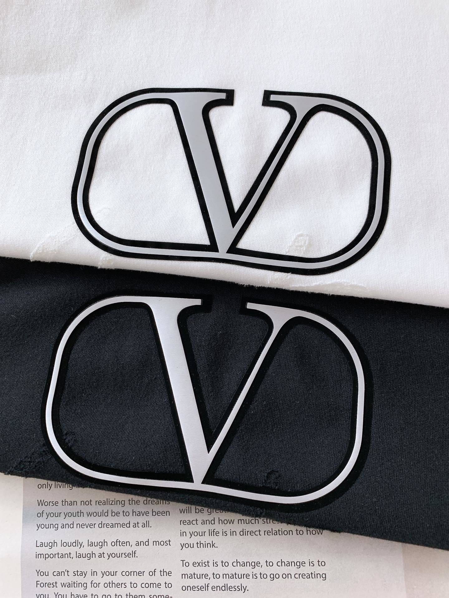 Valentino 华伦天奴 2025SS春夏新品
休闲套头T恤。标志性 LOGO,一眼识高定
前