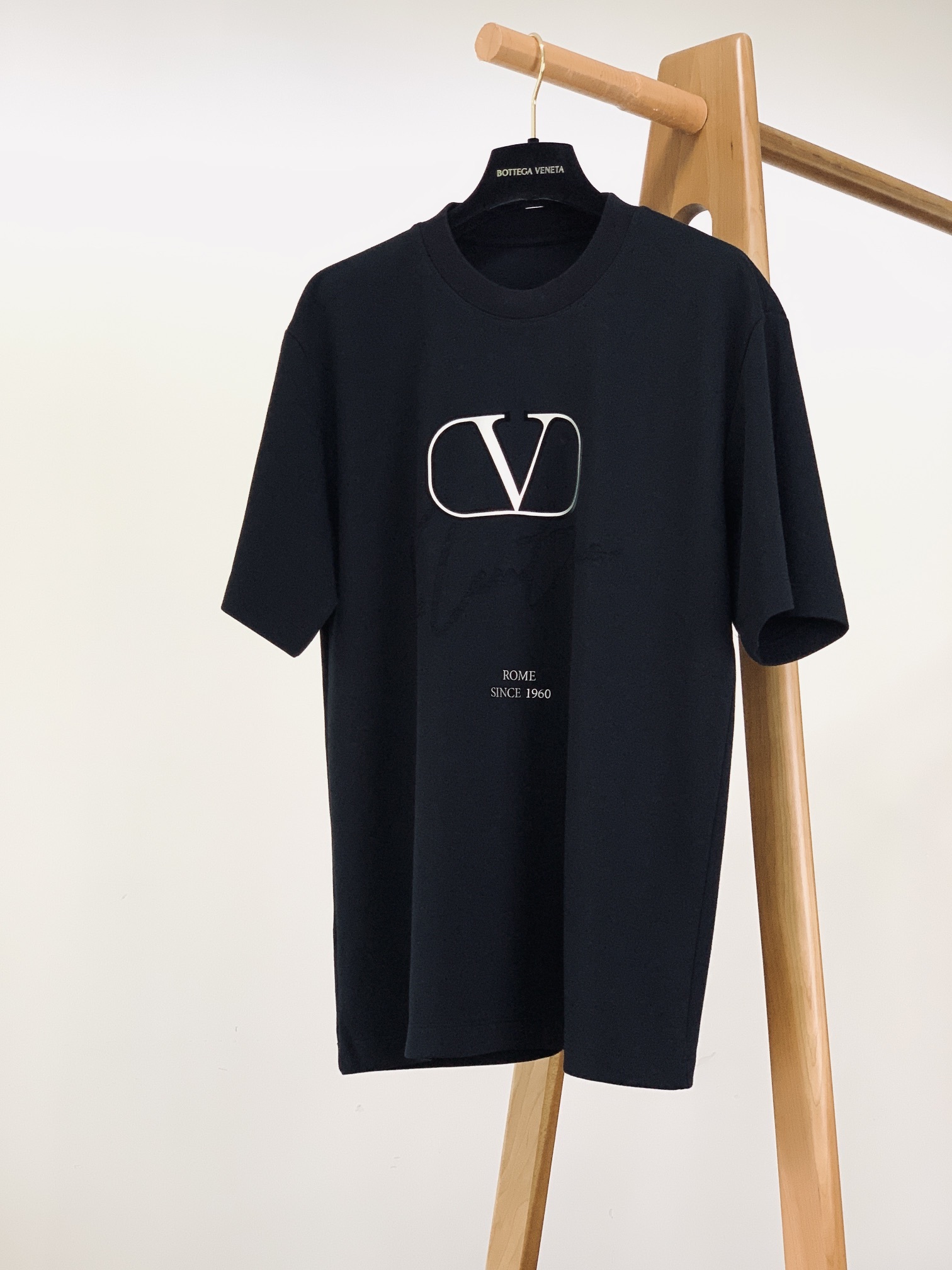 Valentino 华伦天奴 2025SS春夏新品
休闲套头T恤。标志性 LOGO,一眼识高定
前