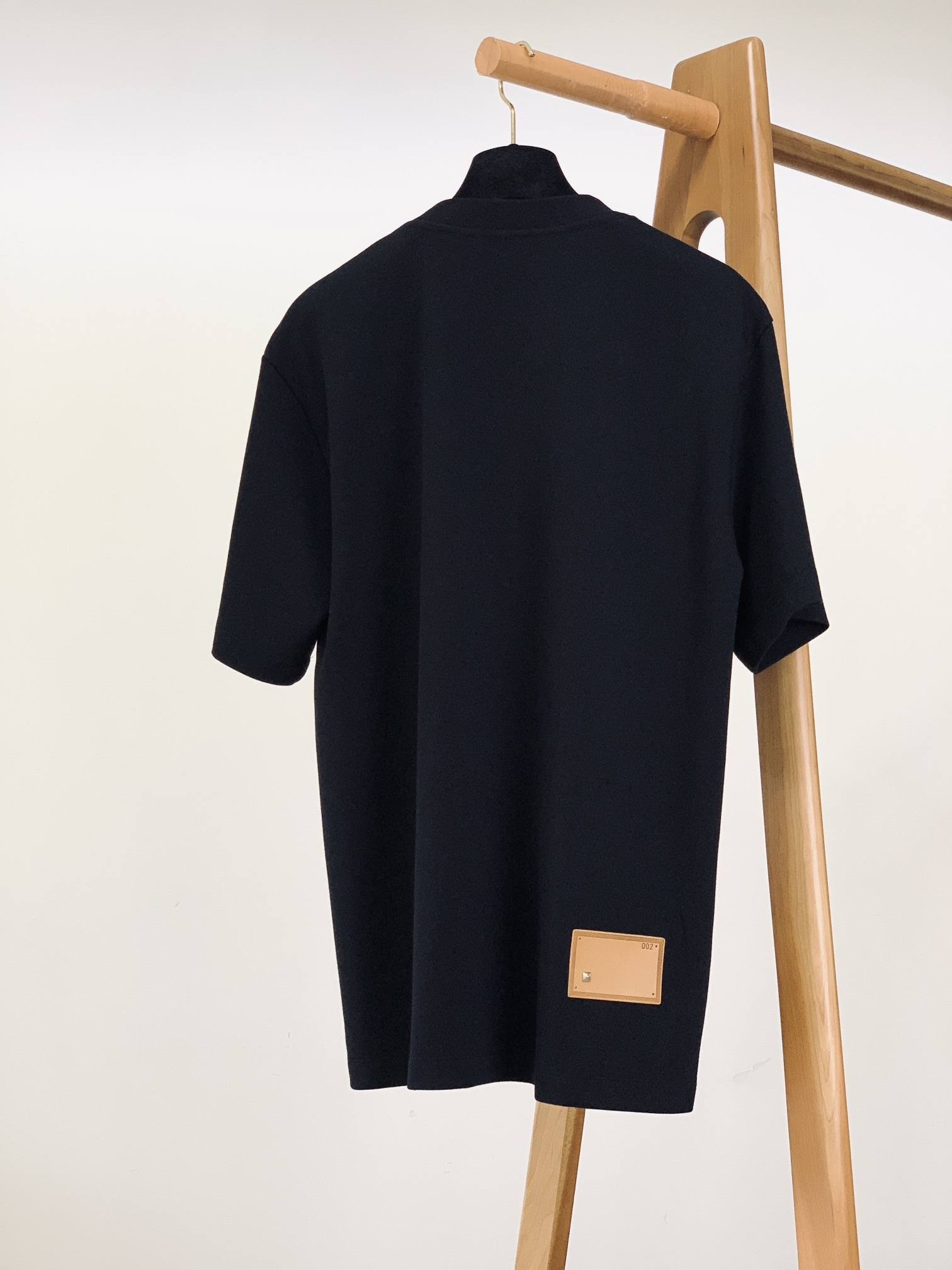 Valentino 华伦天奴 2025SS春夏新品
休闲套头T恤。标志性 LOGO,一眼识高定
前