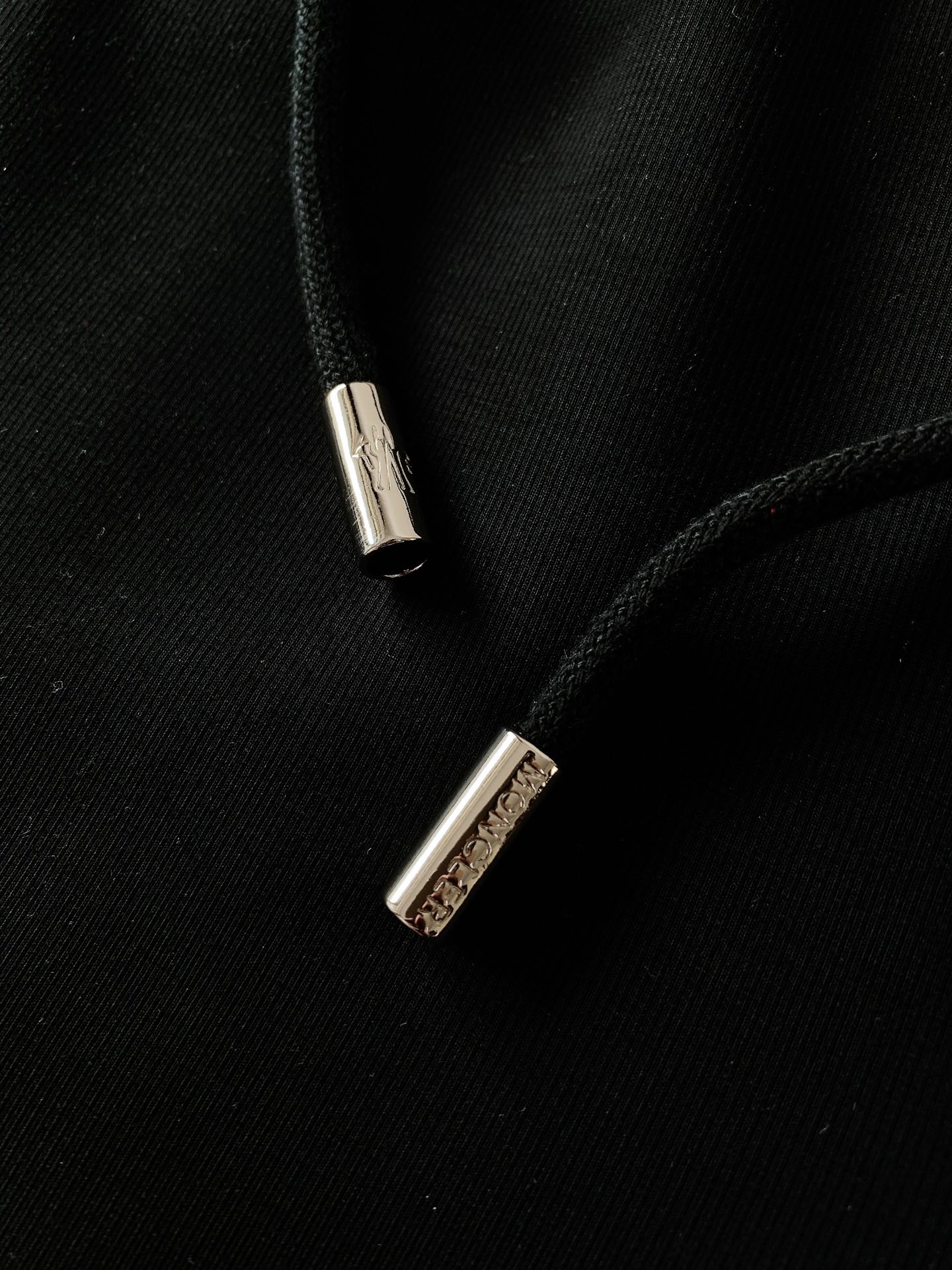 
Moncler 蒙口 2025SS春夏新品 
抽绳徽章休闲长裤
时尚系列，独特设计，抽绳休闲长裤
 订