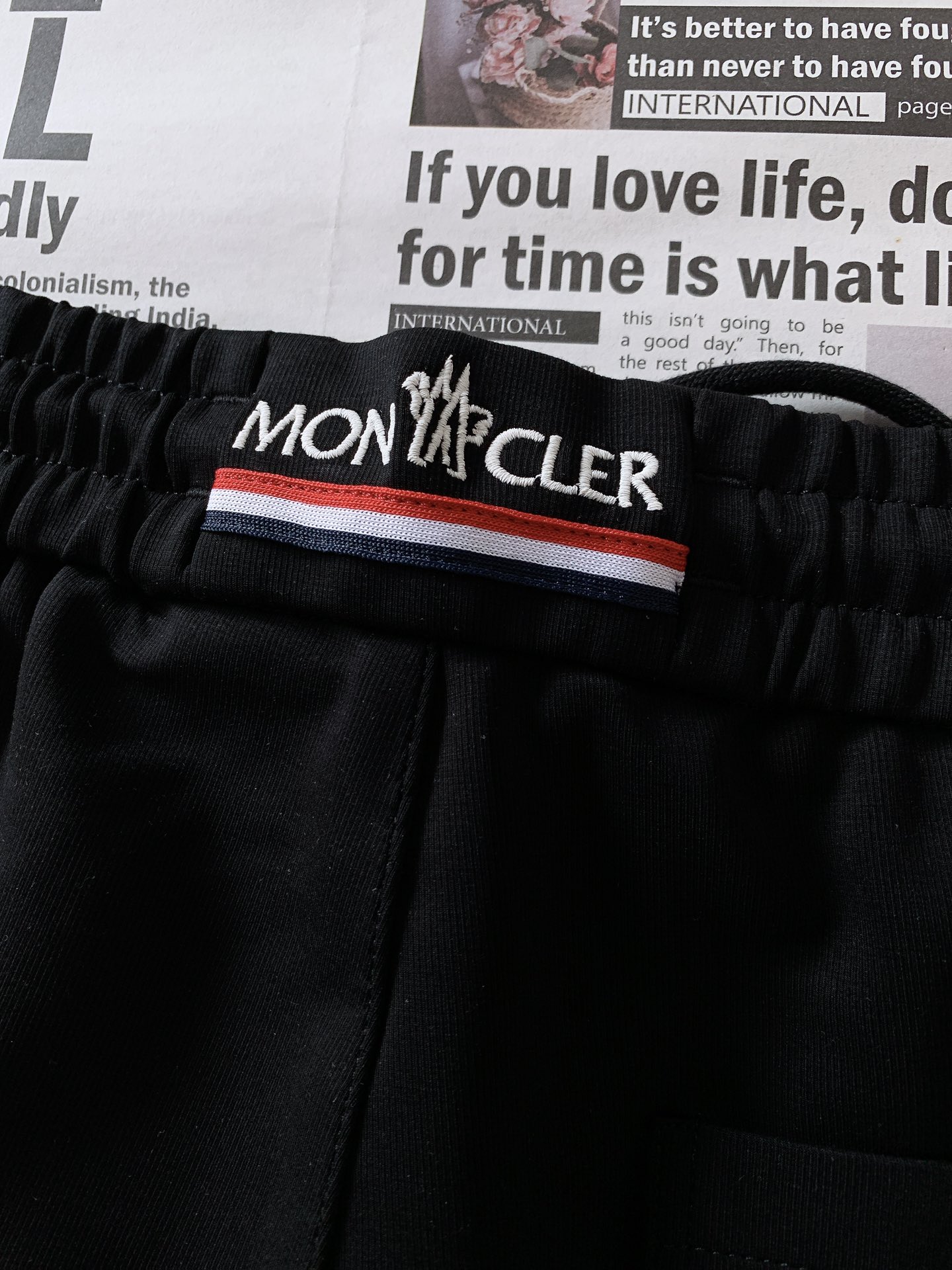 
Moncler 蒙口 2025SS春夏新品 
抽绳徽章休闲长裤
时尚系列，独特设计，抽绳休闲长裤
 订