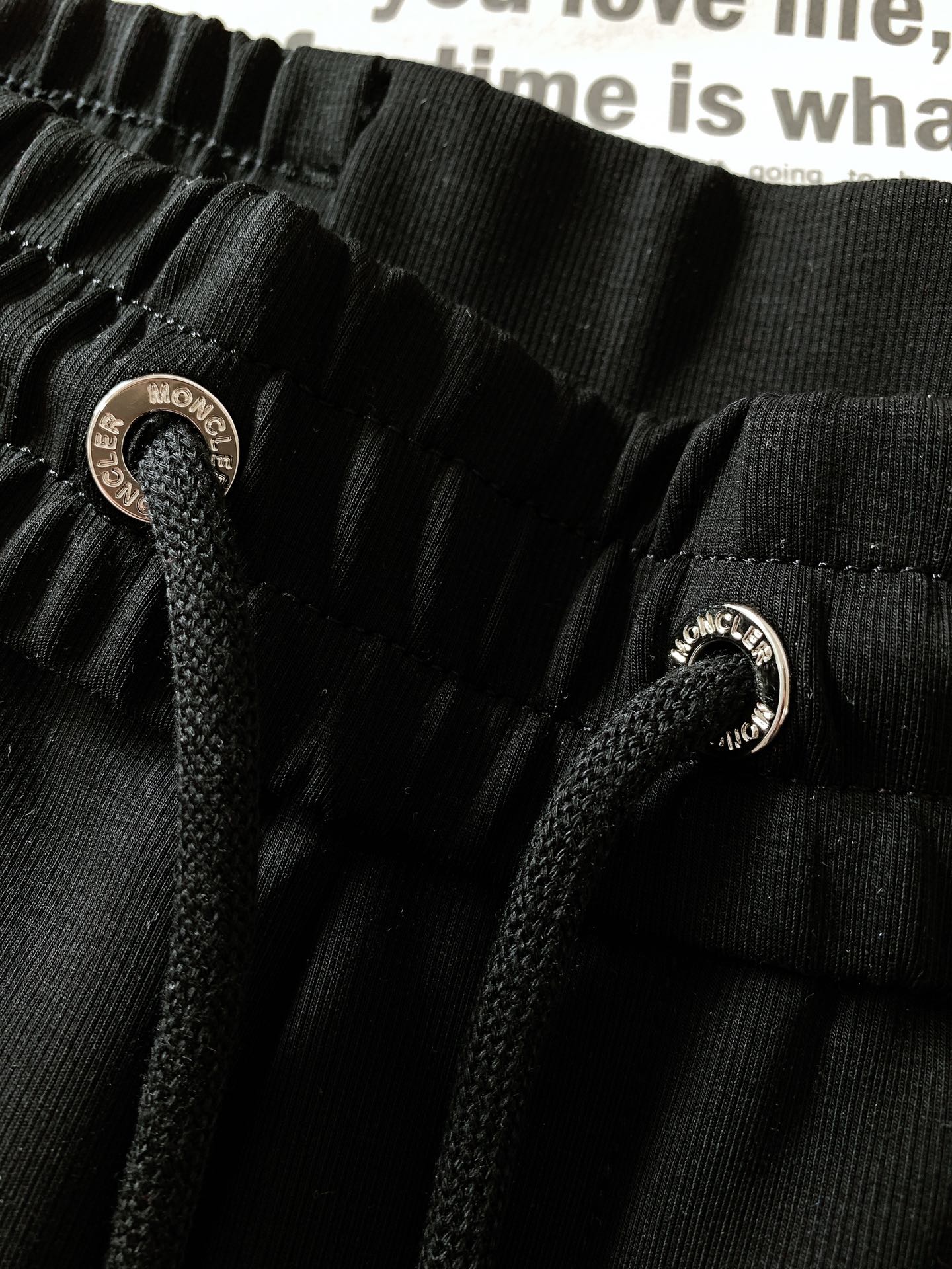 
Moncler 蒙口 2025SS春夏新品 
抽绳徽章休闲长裤
时尚系列，独特设计，抽绳休闲长裤
 订