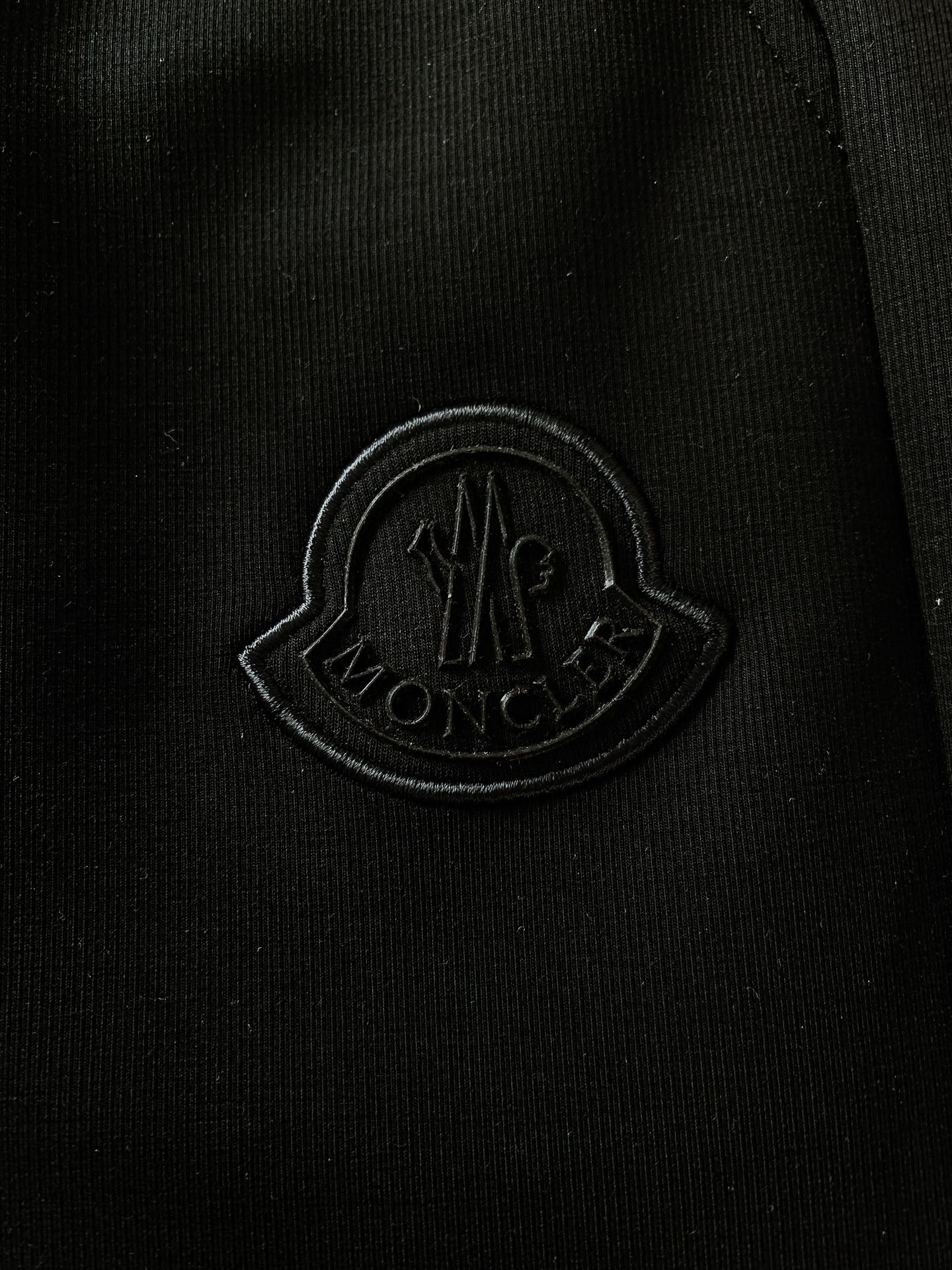 
Moncler 蒙口 2025SS春夏新品 
抽绳徽章休闲长裤
时尚系列，独特设计，抽绳休闲长裤
 订