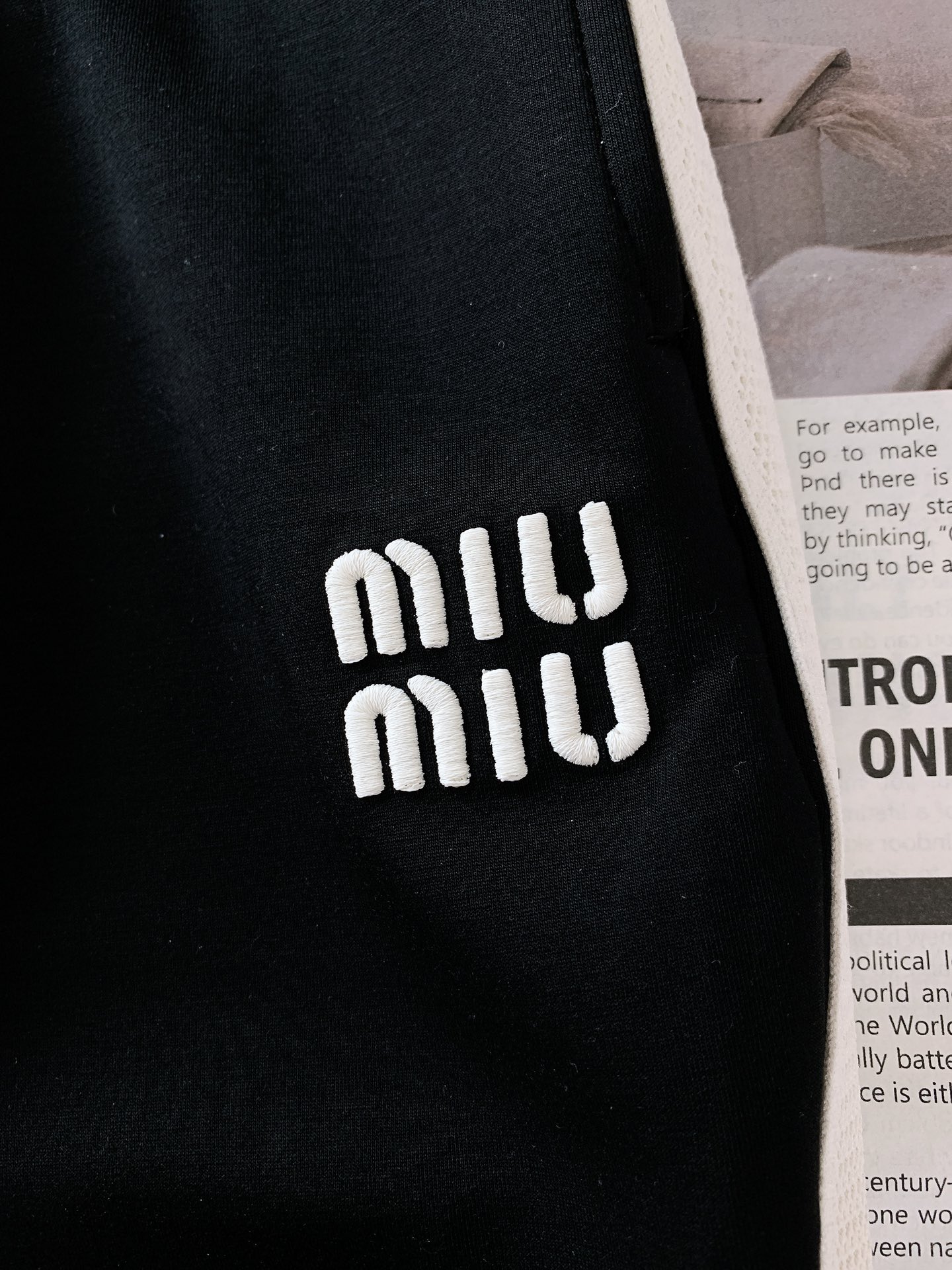 
Miumiu 缪缪 2025SS春夏新品 
复古抽绳休闲裤，双层针织，定制的面料，客供五金辅料～两侧织