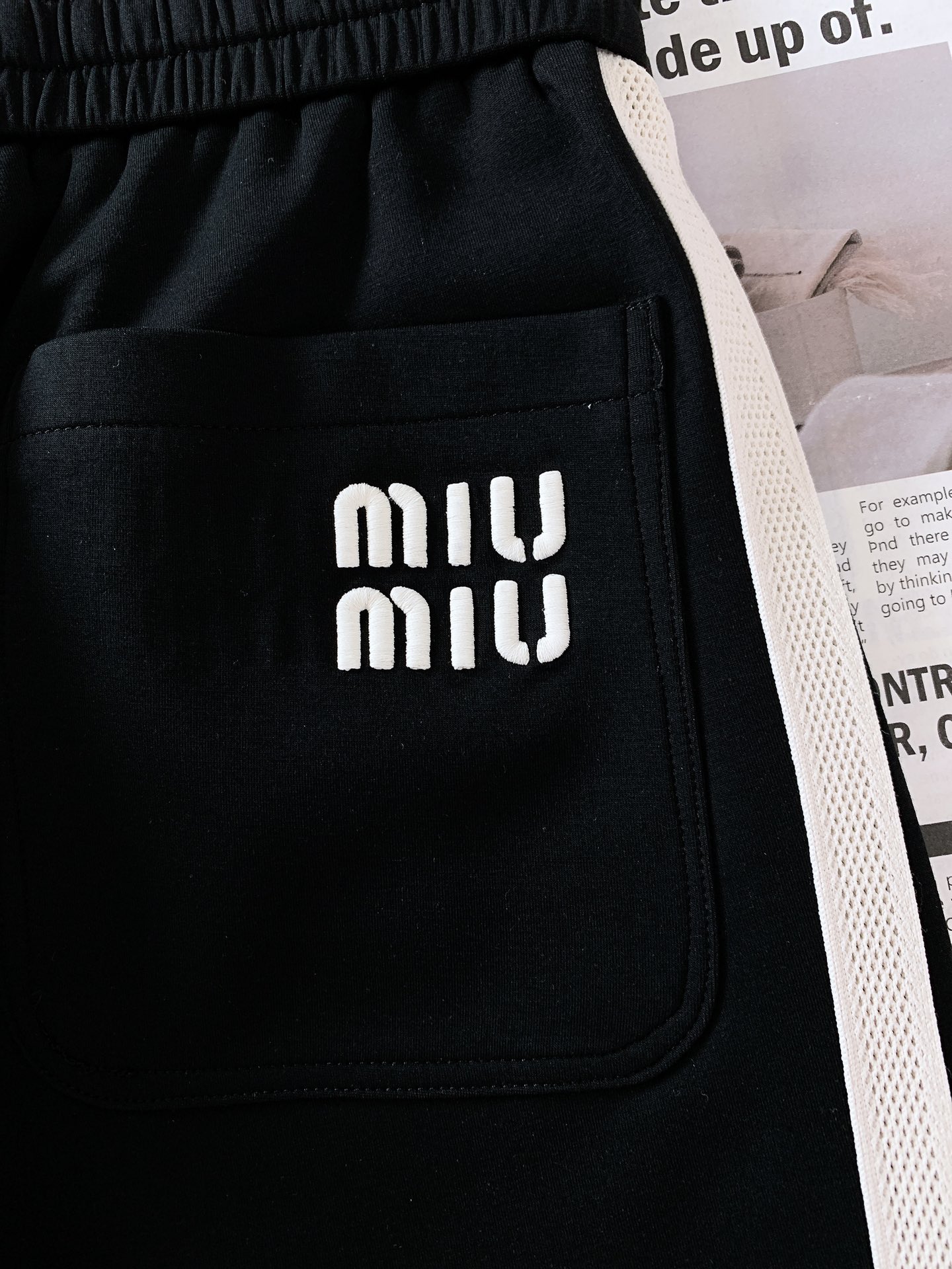 
Miumiu 缪缪 2025SS春夏新品 
复古抽绳休闲裤，双层针织，定制的面料，客供五金辅料～两侧织