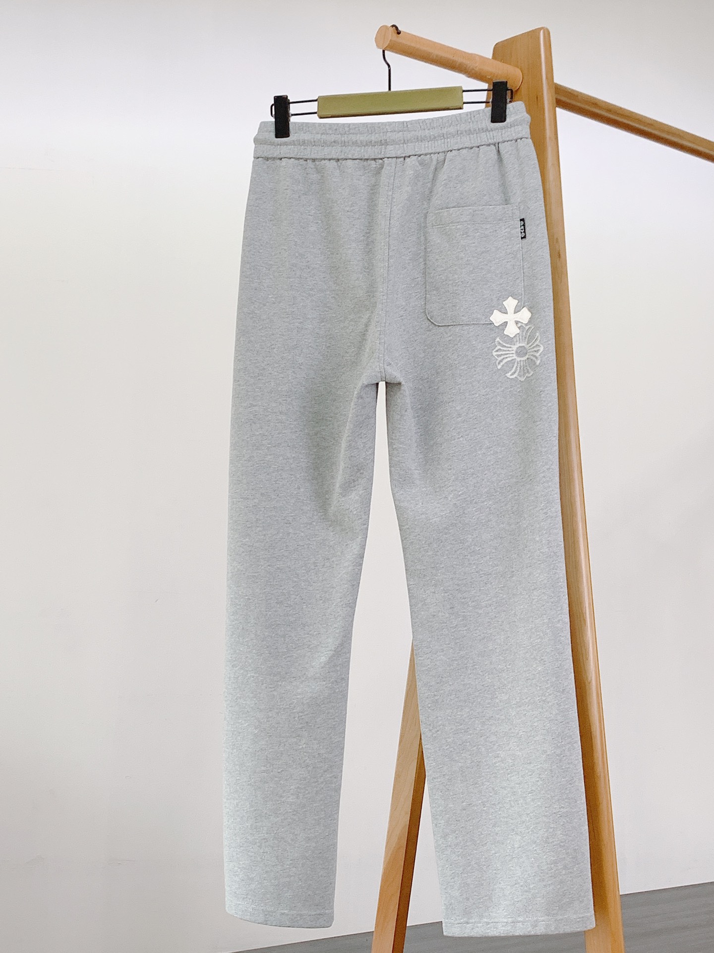 
Chrome Hearts 克罗心 2025SS春夏新品
高街休闲裤，一款只需要一眼就能爱上的超高颜值