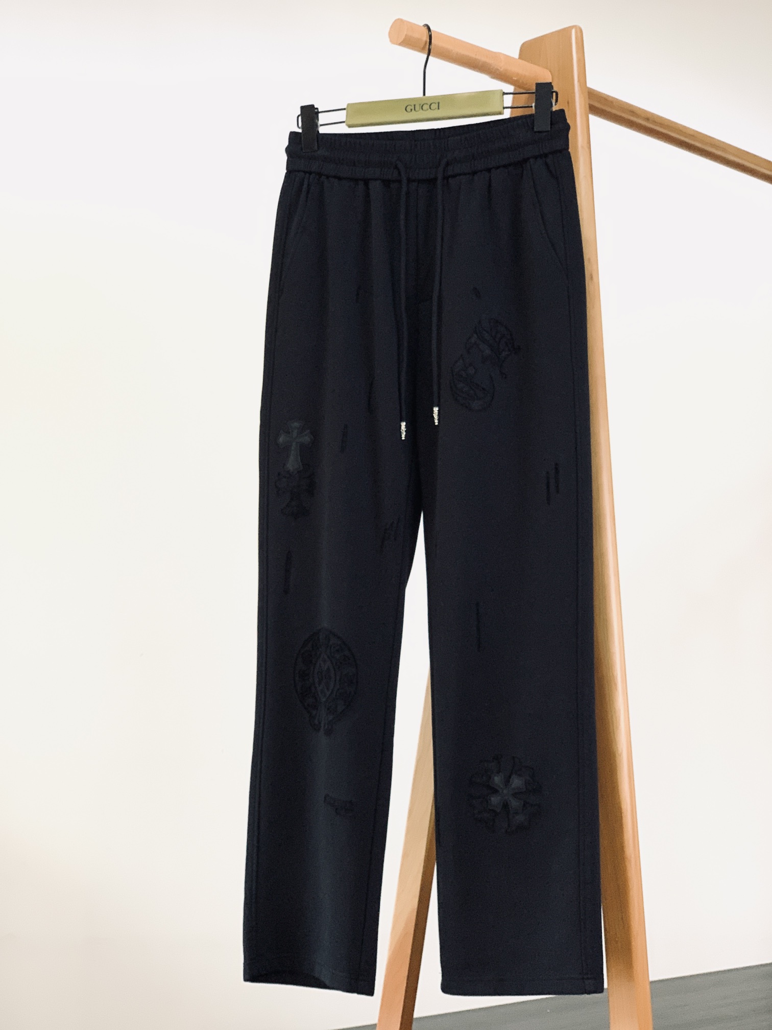 
Chrome Hearts 克罗心 2025SS春夏新品
高街休闲裤，一款只需要一眼就能爱上的超高颜值