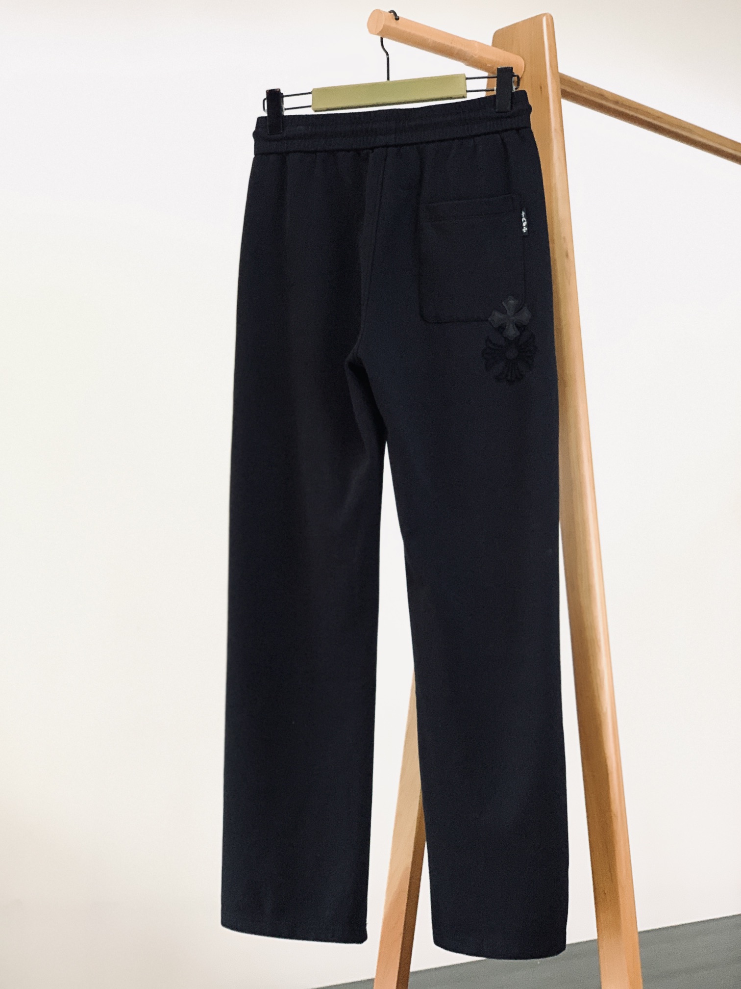 
Chrome Hearts 克罗心 2025SS春夏新品
高街休闲裤，一款只需要一眼就能爱上的超高颜值