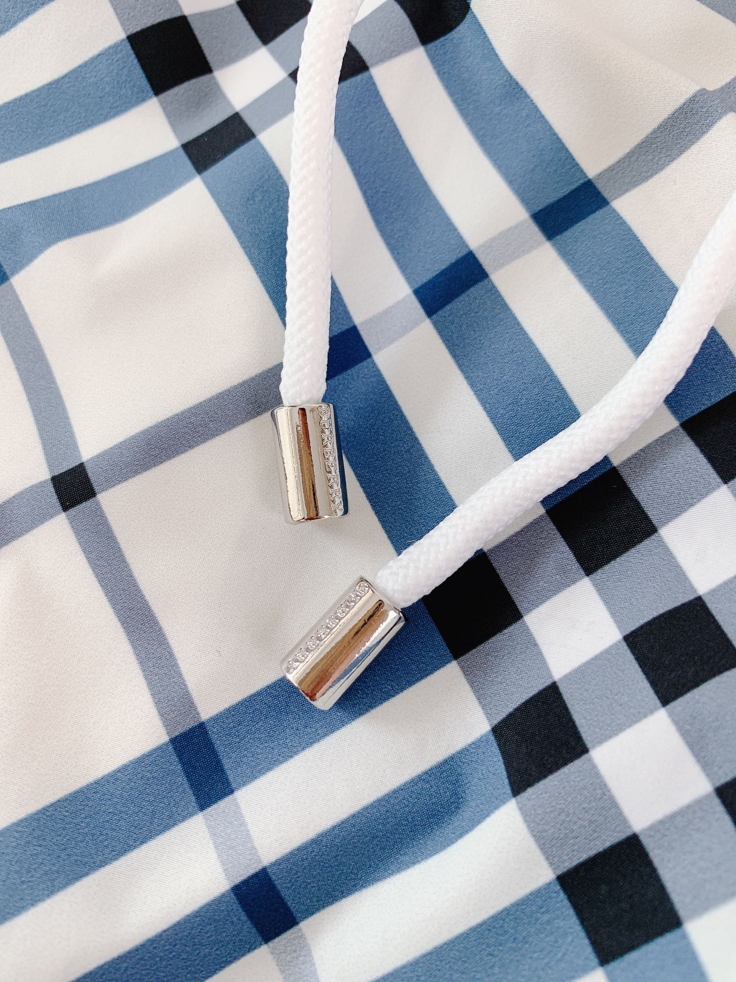 
Burberry 巴宝莉 时尚格纹短裤🩳
臻选优质面料打造，贴身舒适，独特设计，进口3D数码印花技术，