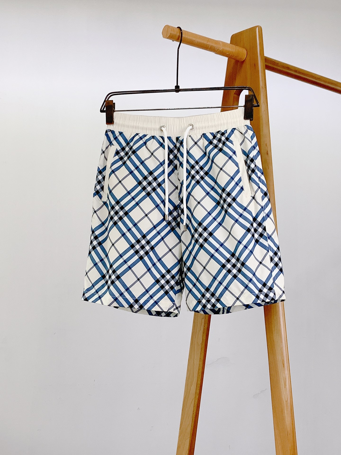 
Burberry 巴宝莉 时尚格纹短裤🩳
臻选优质面料打造，贴身舒适，独特设计，进口3D数码印花技术，