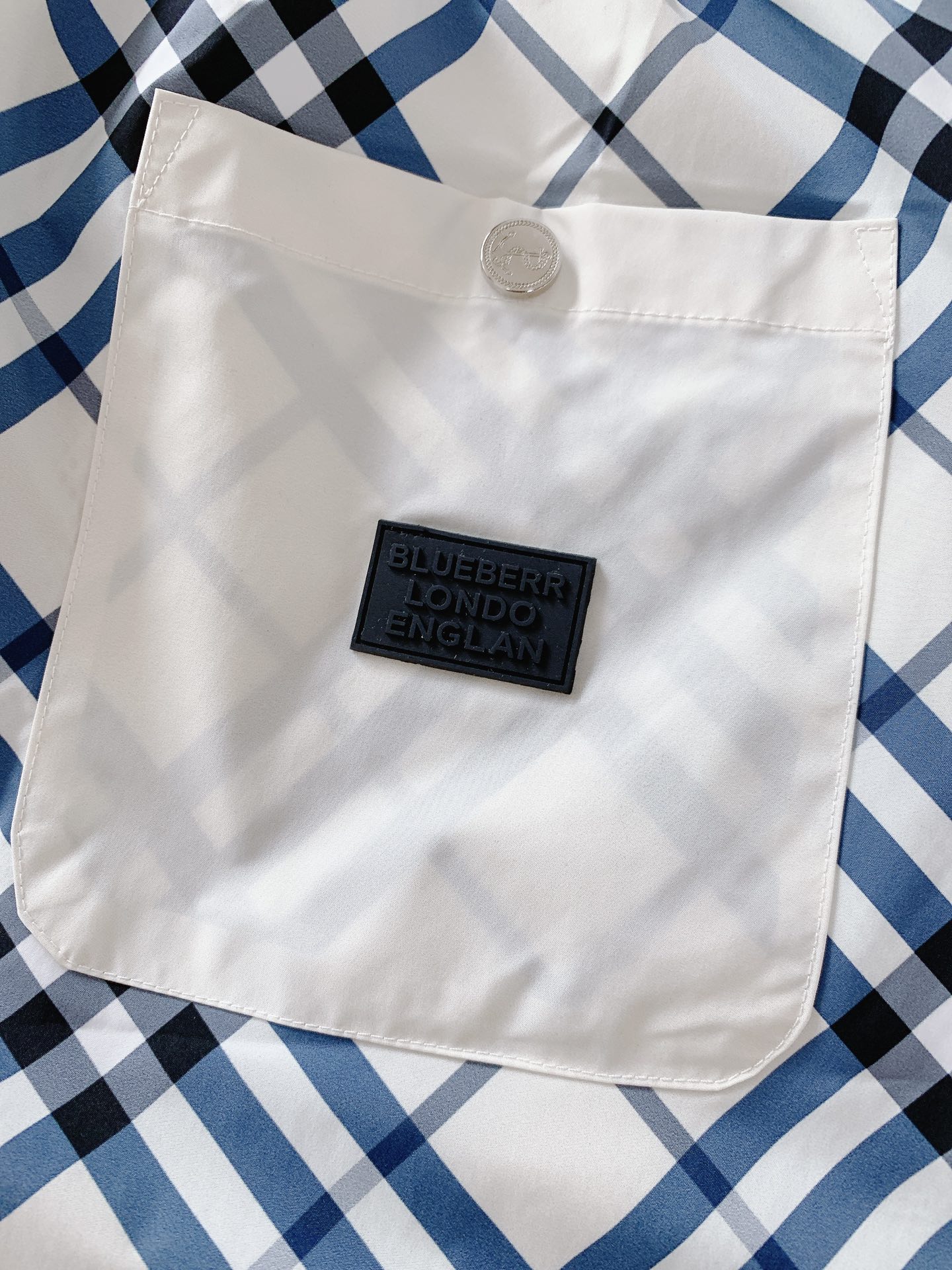 
Burberry 巴宝莉 时尚格纹短裤🩳
臻选优质面料打造，贴身舒适，独特设计，进口3D数码印花技术，