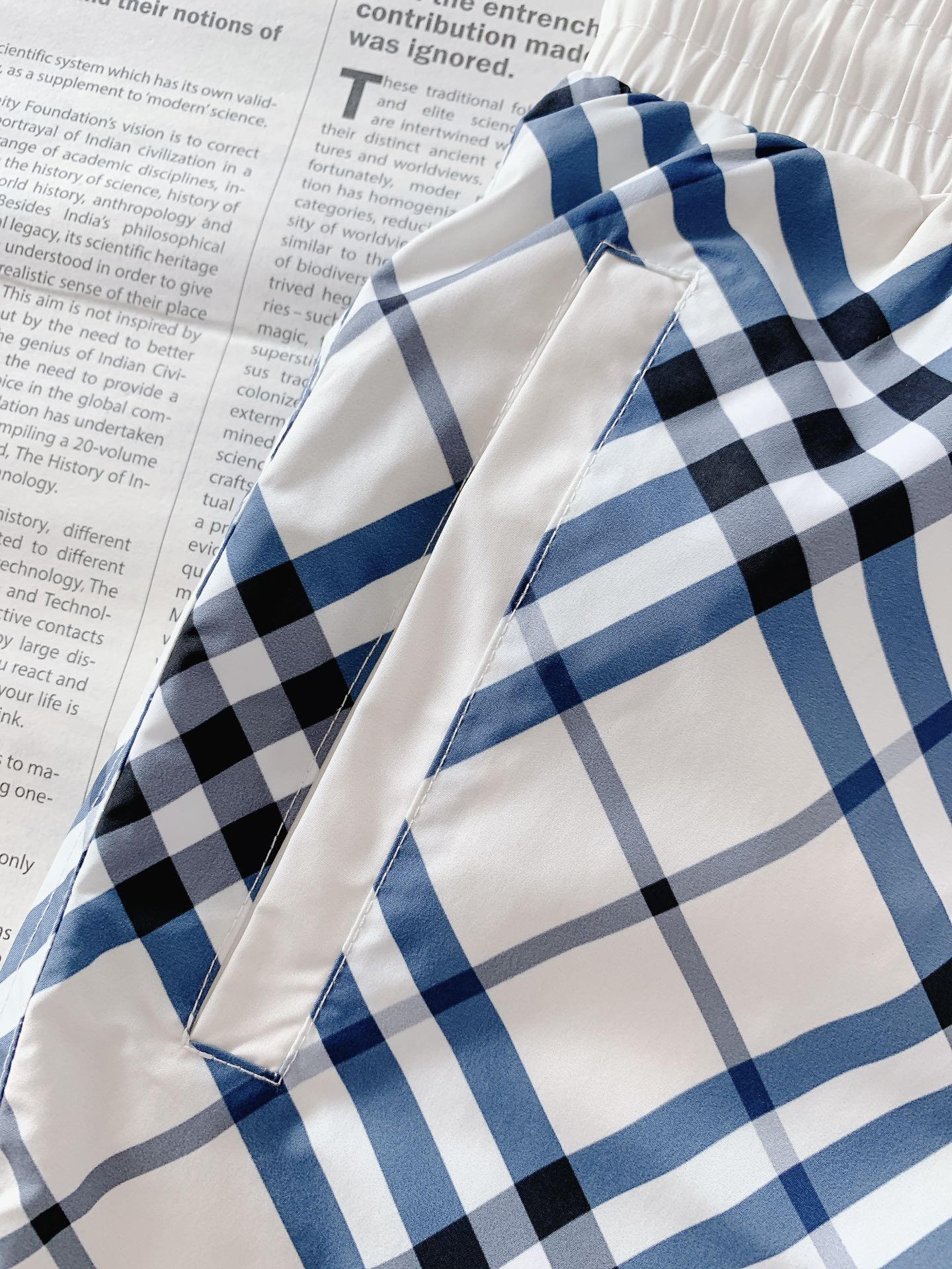 
Burberry 巴宝莉 时尚格纹短裤🩳
臻选优质面料打造，贴身舒适，独特设计，进口3D数码印花技术，