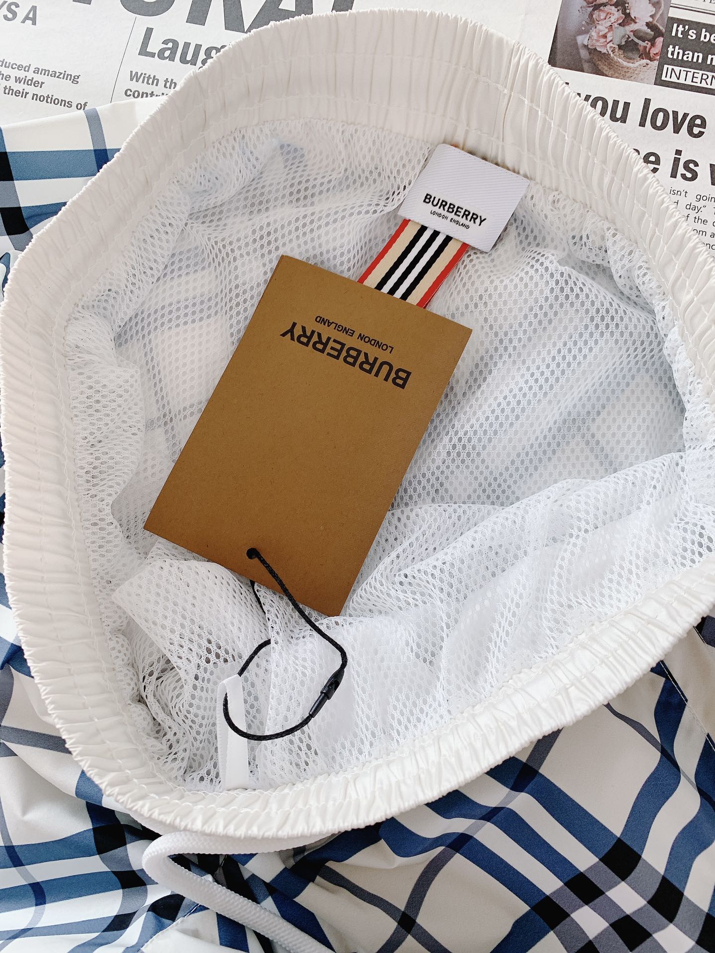 
Burberry 巴宝莉 时尚格纹短裤🩳
臻选优质面料打造，贴身舒适，独特设计，进口3D数码印花技术，