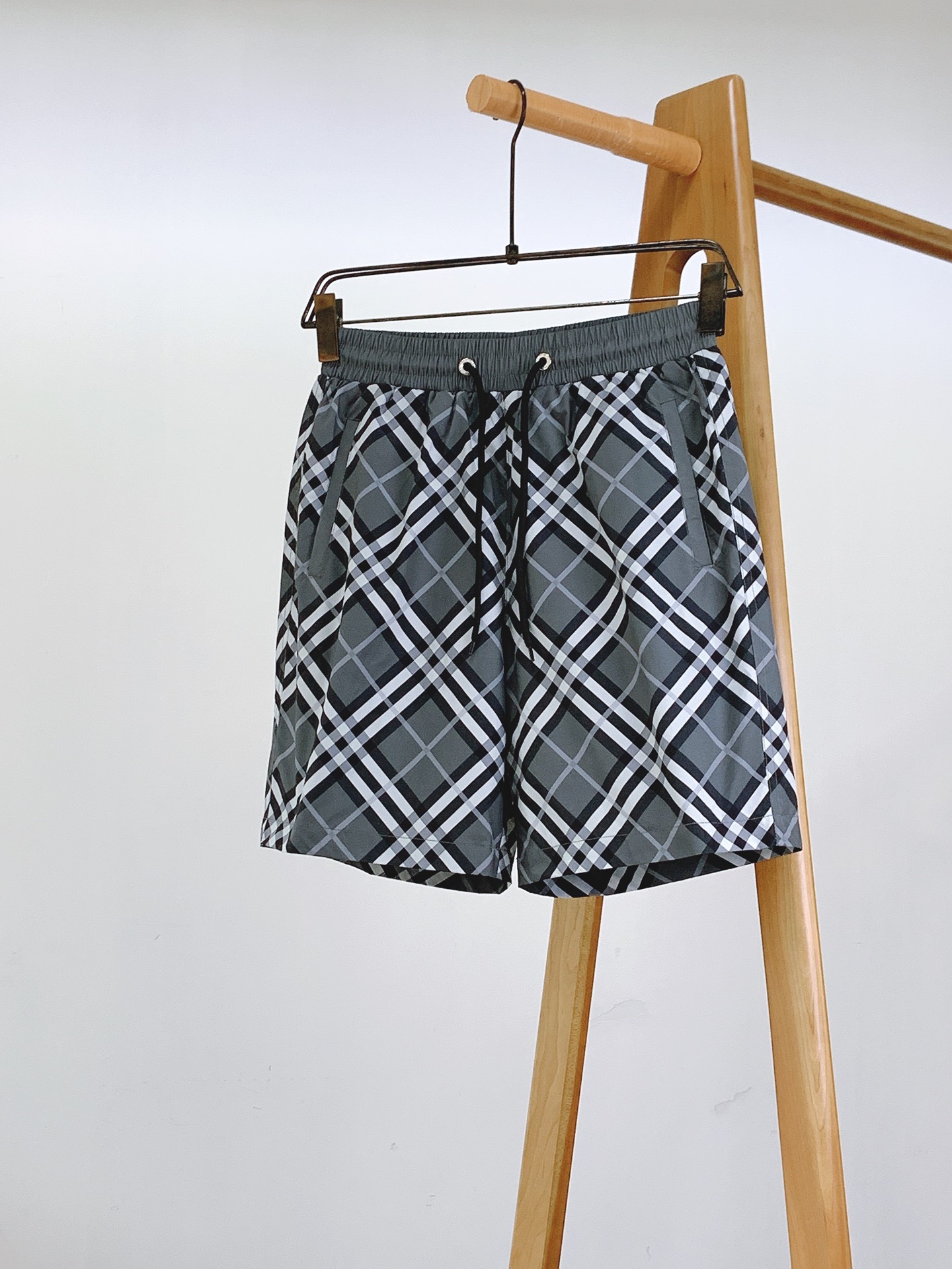 
Burberry 巴宝莉 时尚格纹短裤🩳
臻选优质面料打造，贴身舒适，独特设计，进口3D数码印花技术，