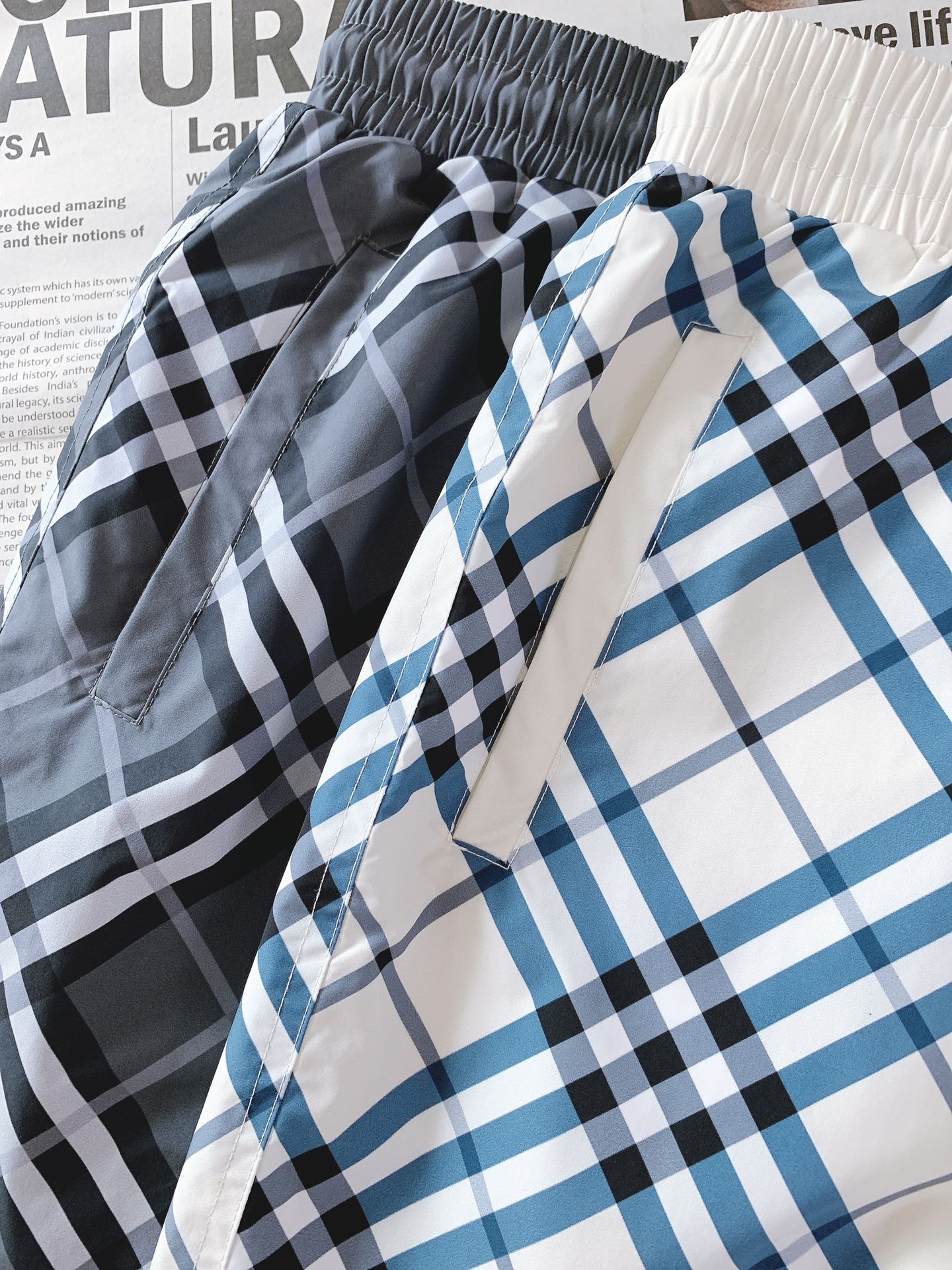 
Burberry 巴宝莉 时尚格纹短裤🩳
臻选优质面料打造，贴身舒适，独特设计，进口3D数码印花技术，
