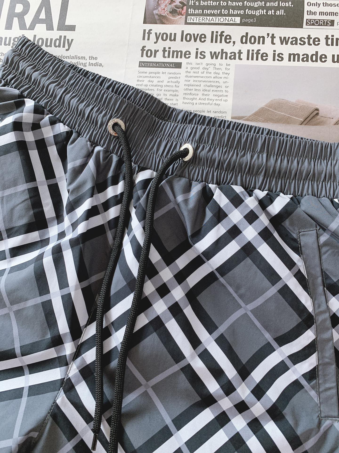 
Burberry 巴宝莉 时尚格纹短裤🩳
臻选优质面料打造，贴身舒适，独特设计，进口3D数码印花技术，