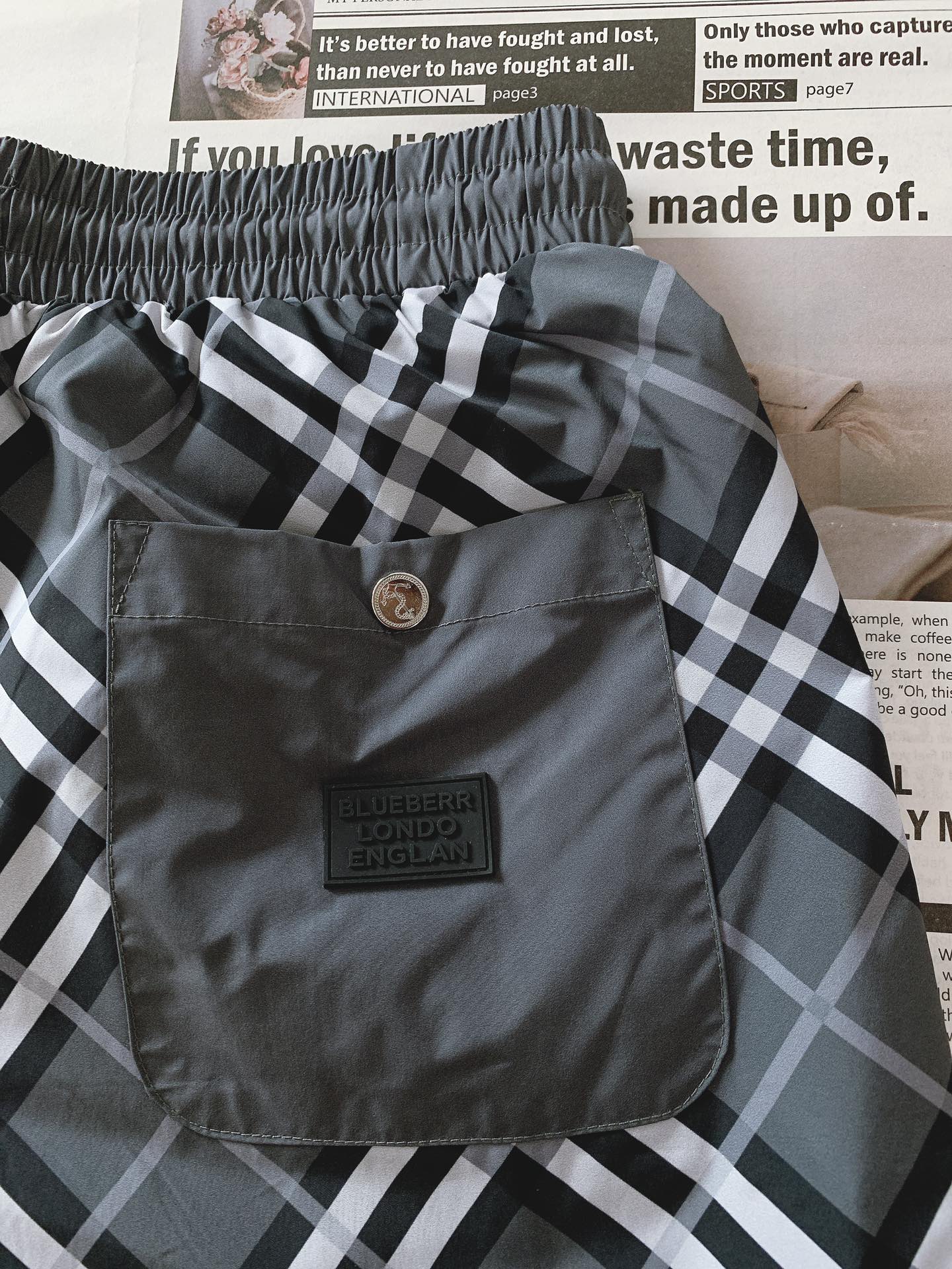 
Burberry 巴宝莉 时尚格纹短裤🩳
臻选优质面料打造，贴身舒适，独特设计，进口3D数码印花技术，