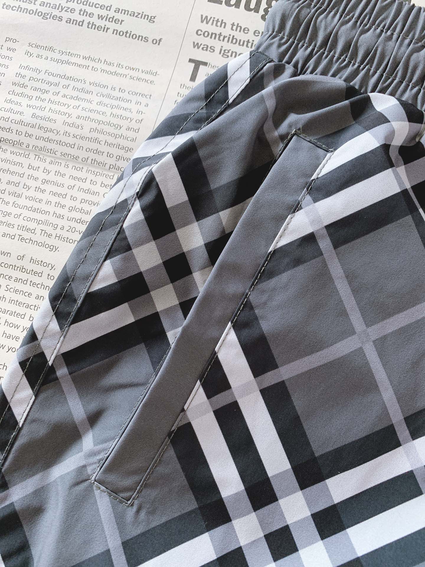 
Burberry 巴宝莉 时尚格纹短裤🩳
臻选优质面料打造，贴身舒适，独特设计，进口3D数码印花技术，