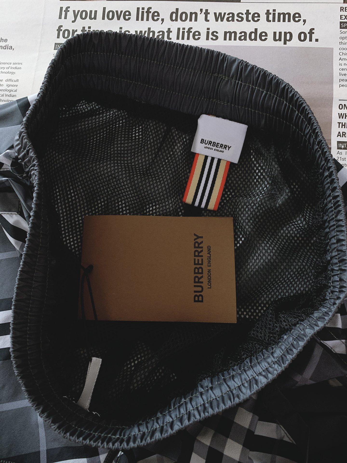 
Burberry 巴宝莉 时尚格纹短裤🩳
臻选优质面料打造，贴身舒适，独特设计，进口3D数码印花技术，