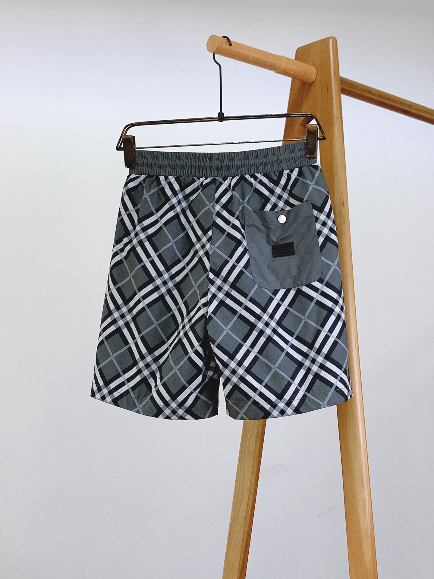 
Burberry 巴宝莉 时尚格纹短裤🩳
臻选优质面料打造，贴身舒适，独特设计，进口3D数码印花技术，