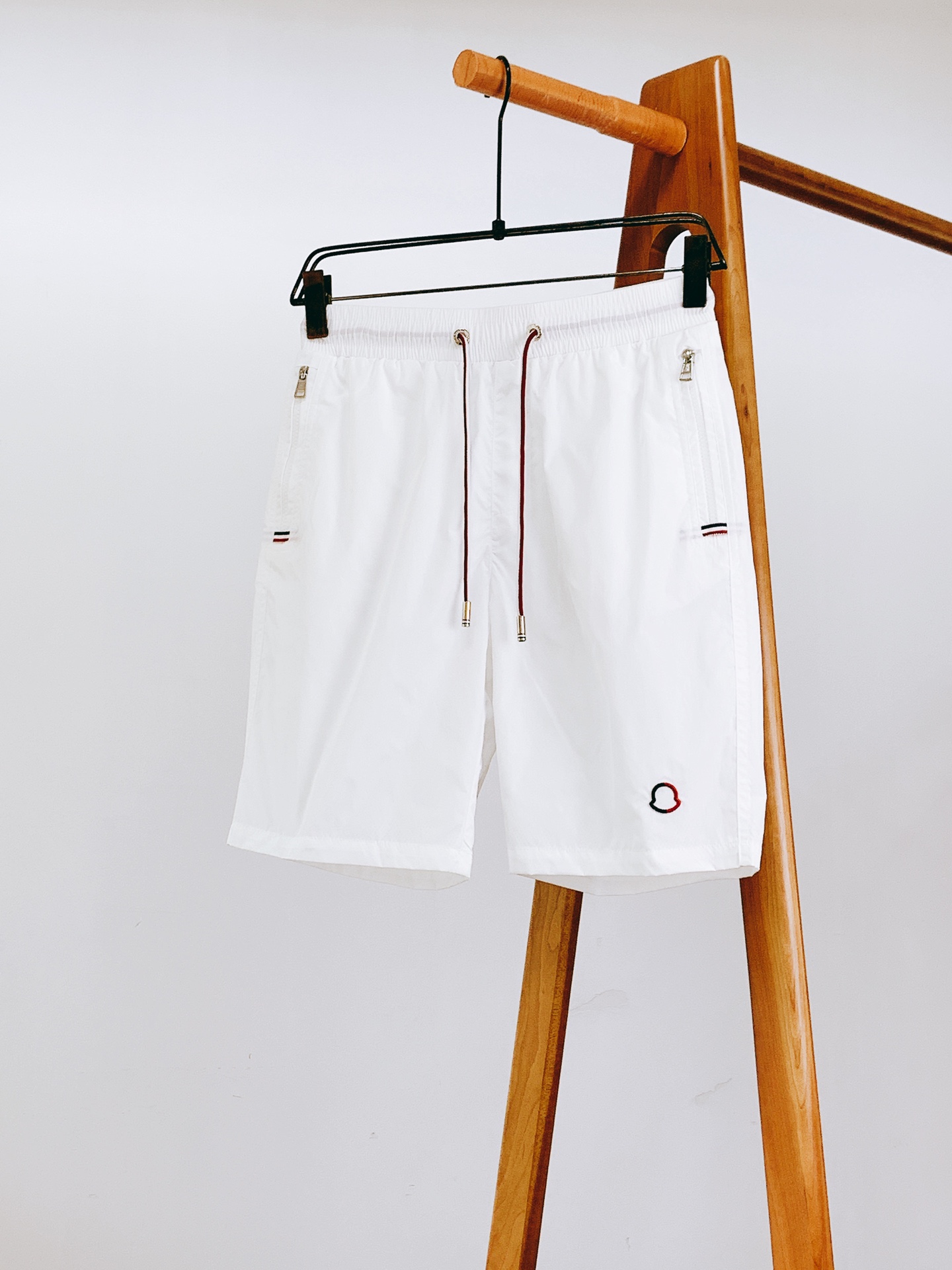 
Moncler 蒙口 2025SS春夏新品 
时尚休闲短裤，渠道精品，宽松体常规设计裁剪,兼具个性时尚