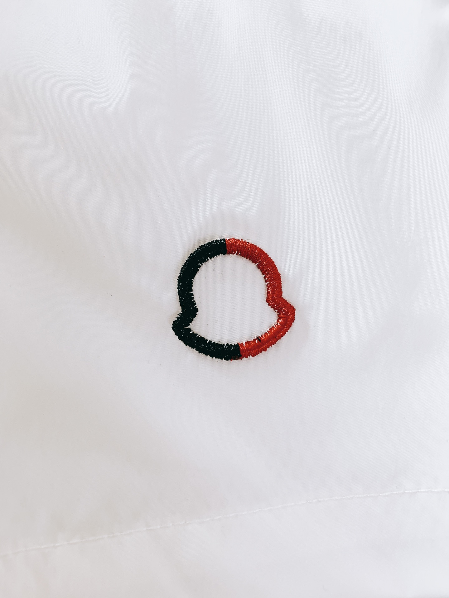 
Moncler 蒙口 2025SS春夏新品 
时尚休闲短裤，渠道精品，宽松体常规设计裁剪,兼具个性时尚