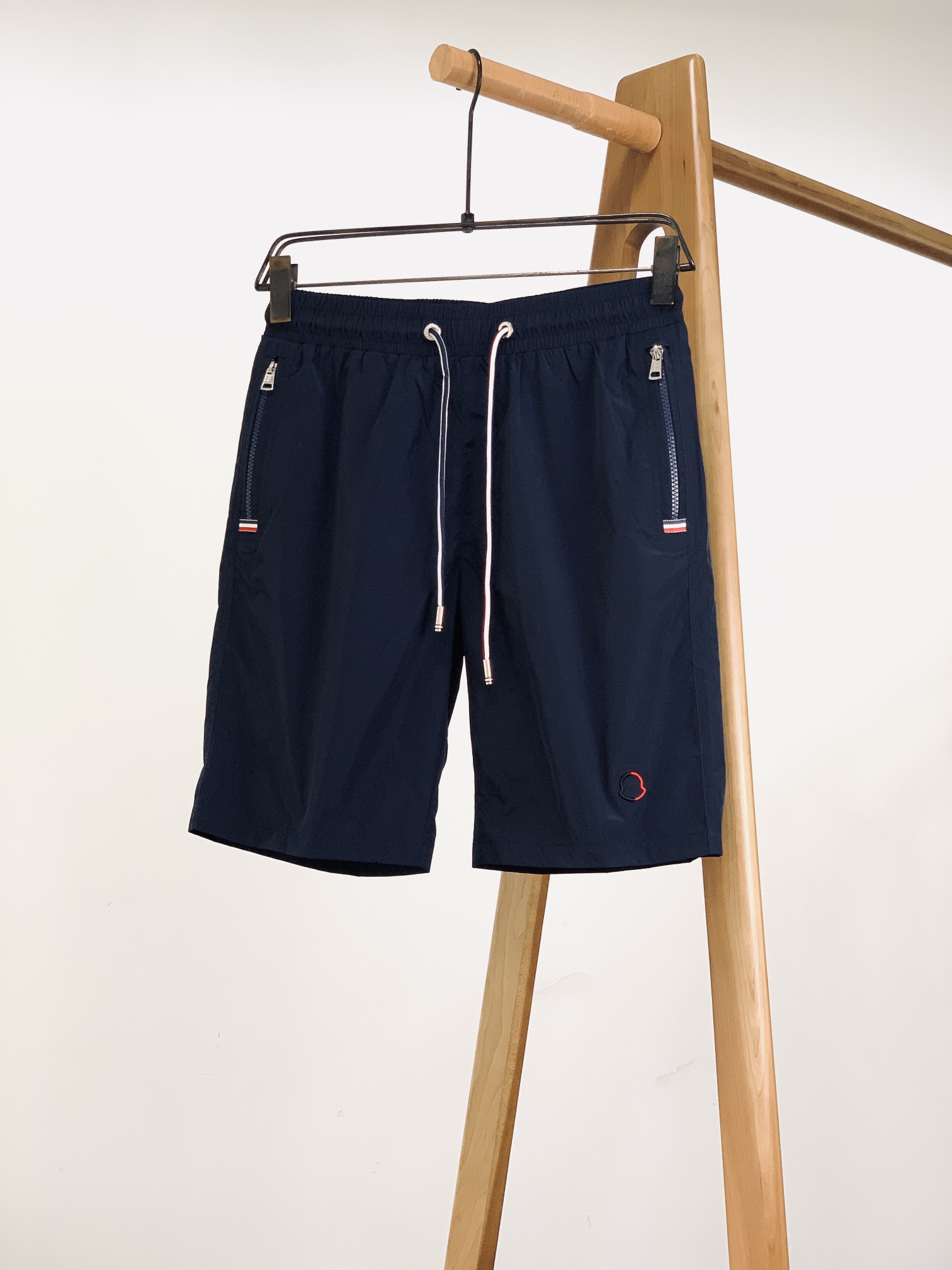 
Moncler 蒙口 2025SS春夏新品 
时尚休闲短裤，渠道精品，宽松体常规设计裁剪,兼具个性时尚