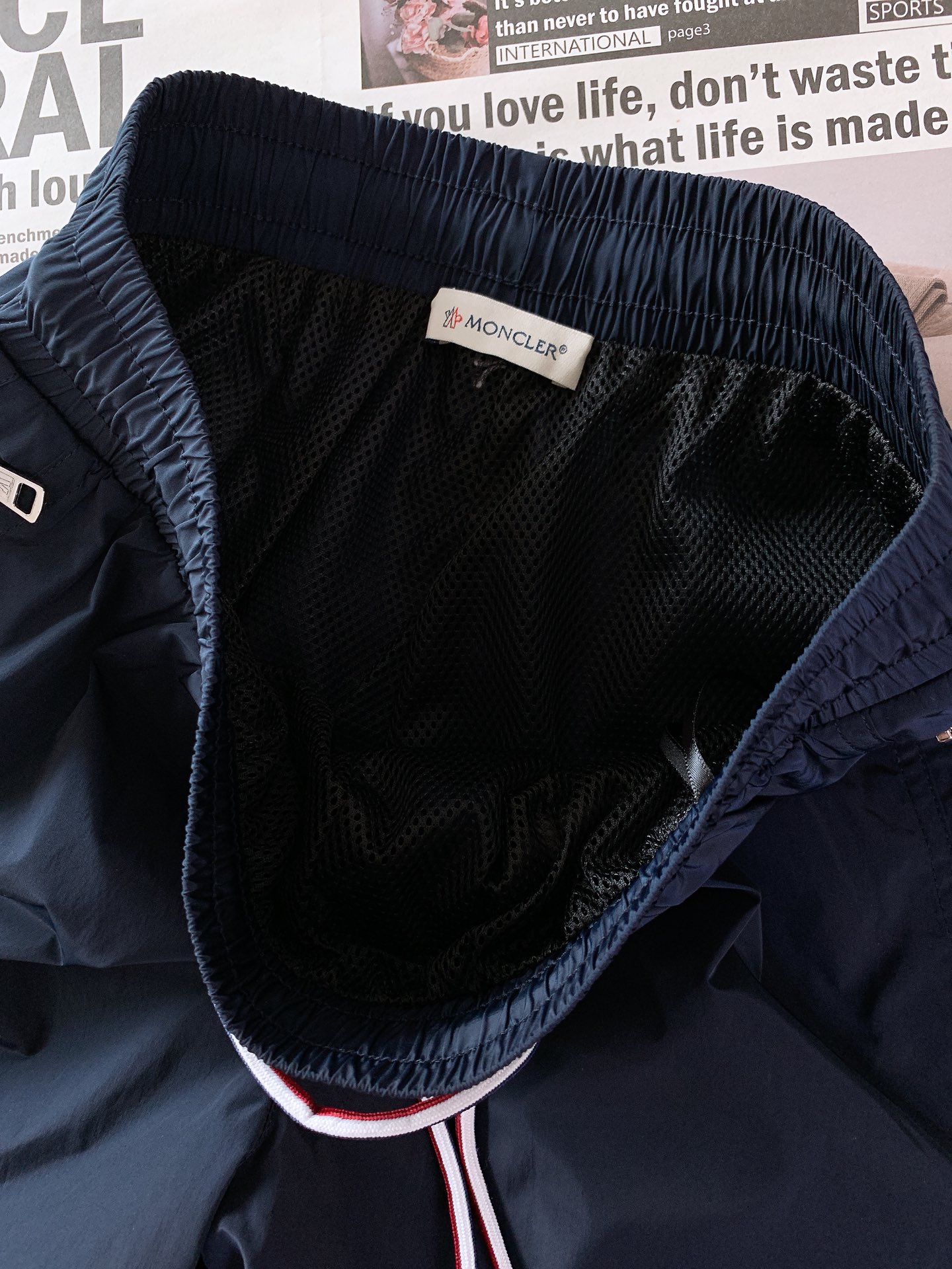 
Moncler 蒙口 2025SS春夏新品 
时尚休闲短裤，渠道精品，宽松体常规设计裁剪,兼具个性时尚