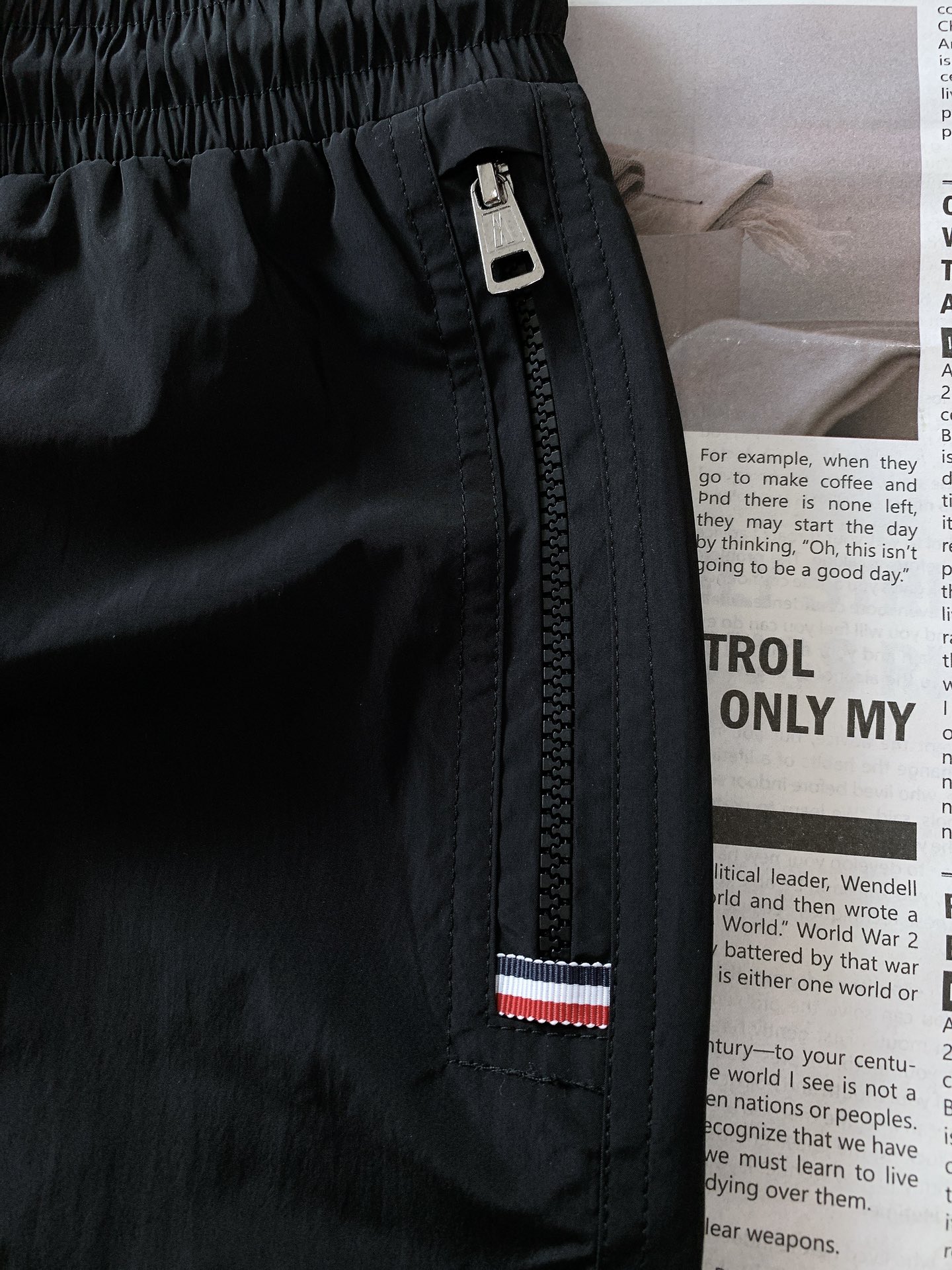 
Moncler 蒙口 2025SS春夏新品 
时尚休闲短裤，渠道精品，宽松体常规设计裁剪,兼具个性时尚