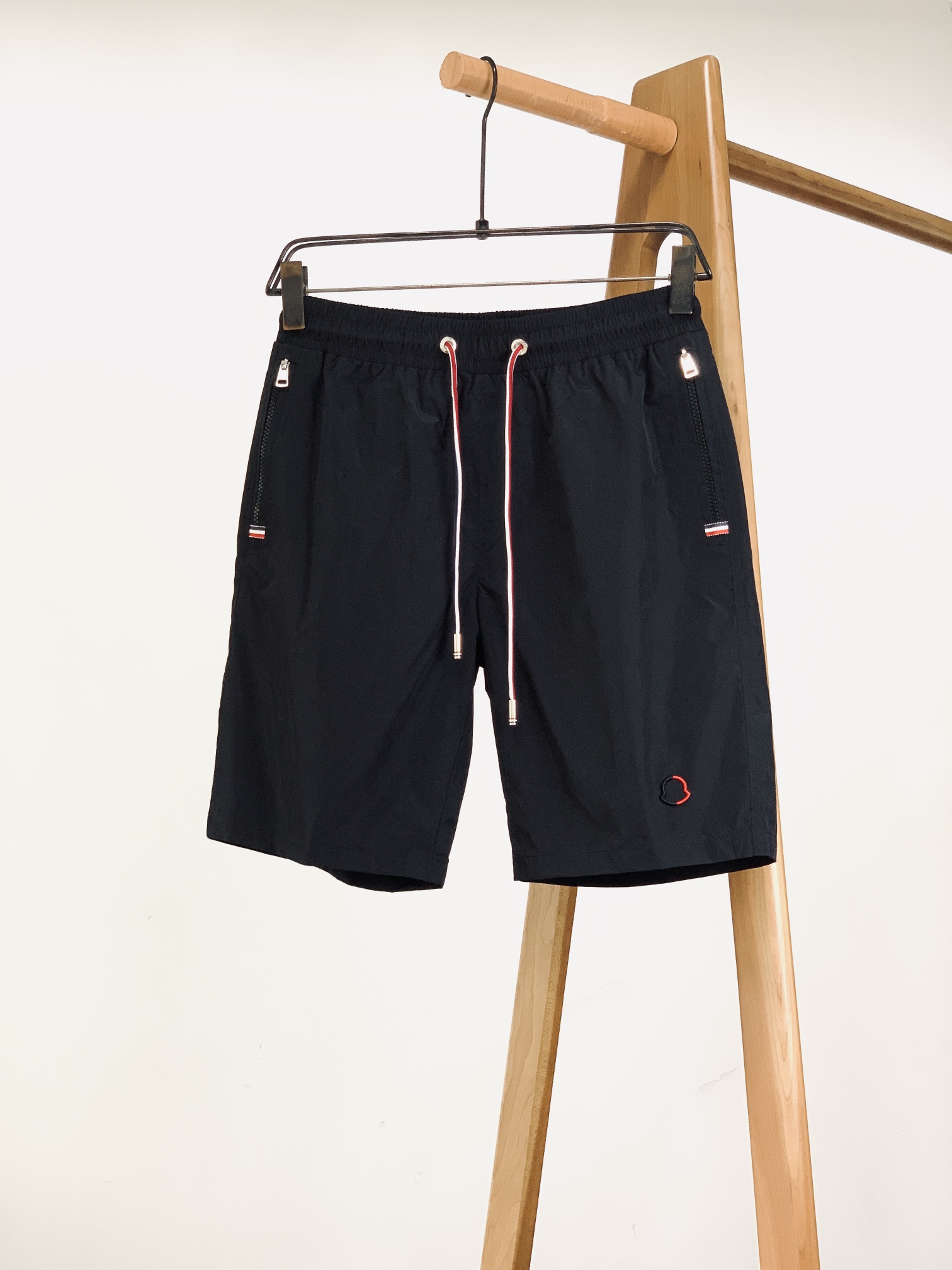 
Moncler 蒙口 2025SS春夏新品 
时尚休闲短裤，渠道精品，宽松体常规设计裁剪,兼具个性时尚