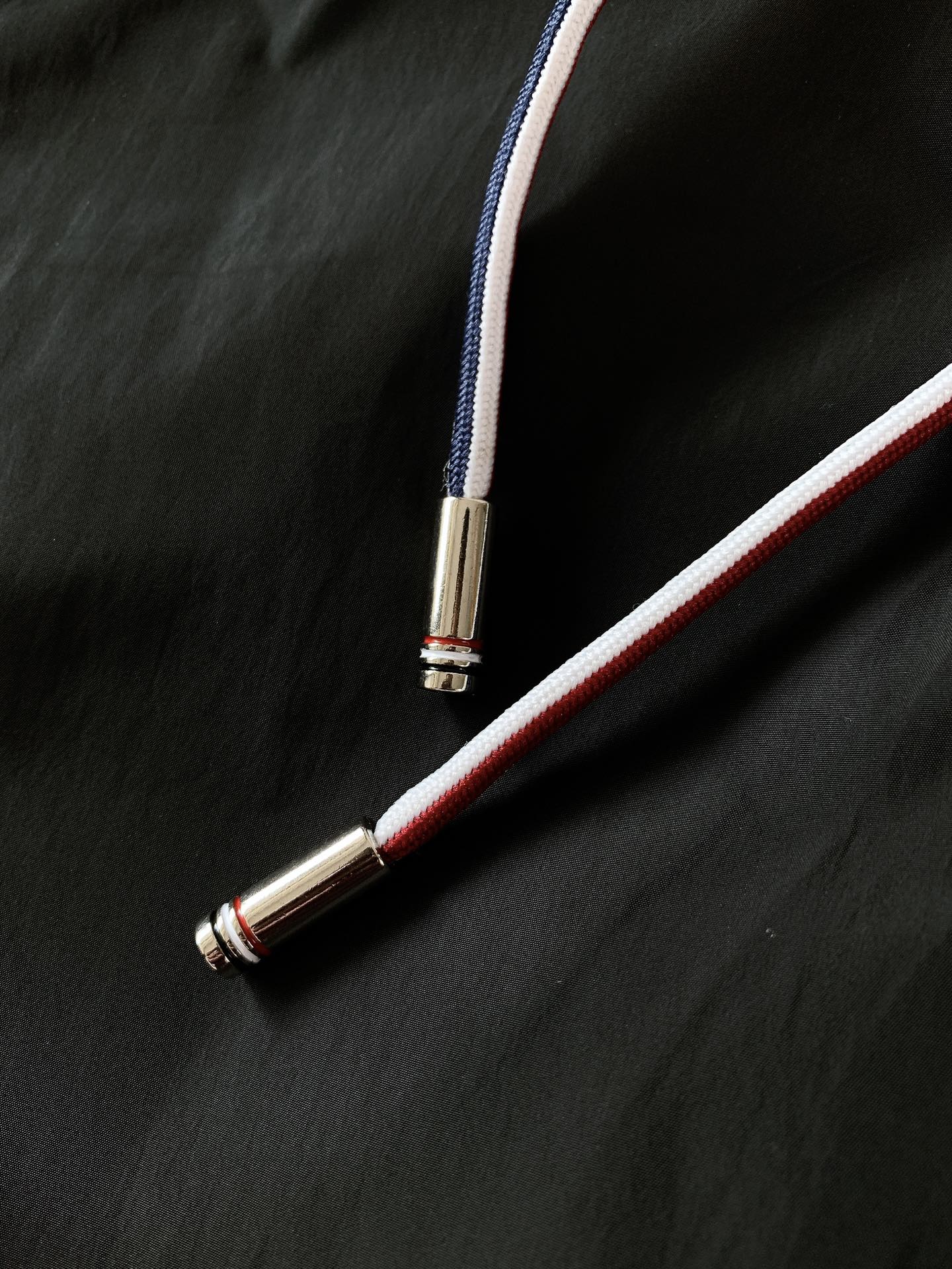 
Moncler 蒙口 2025SS春夏新品 
时尚休闲短裤，渠道精品，宽松体常规设计裁剪,兼具个性时尚