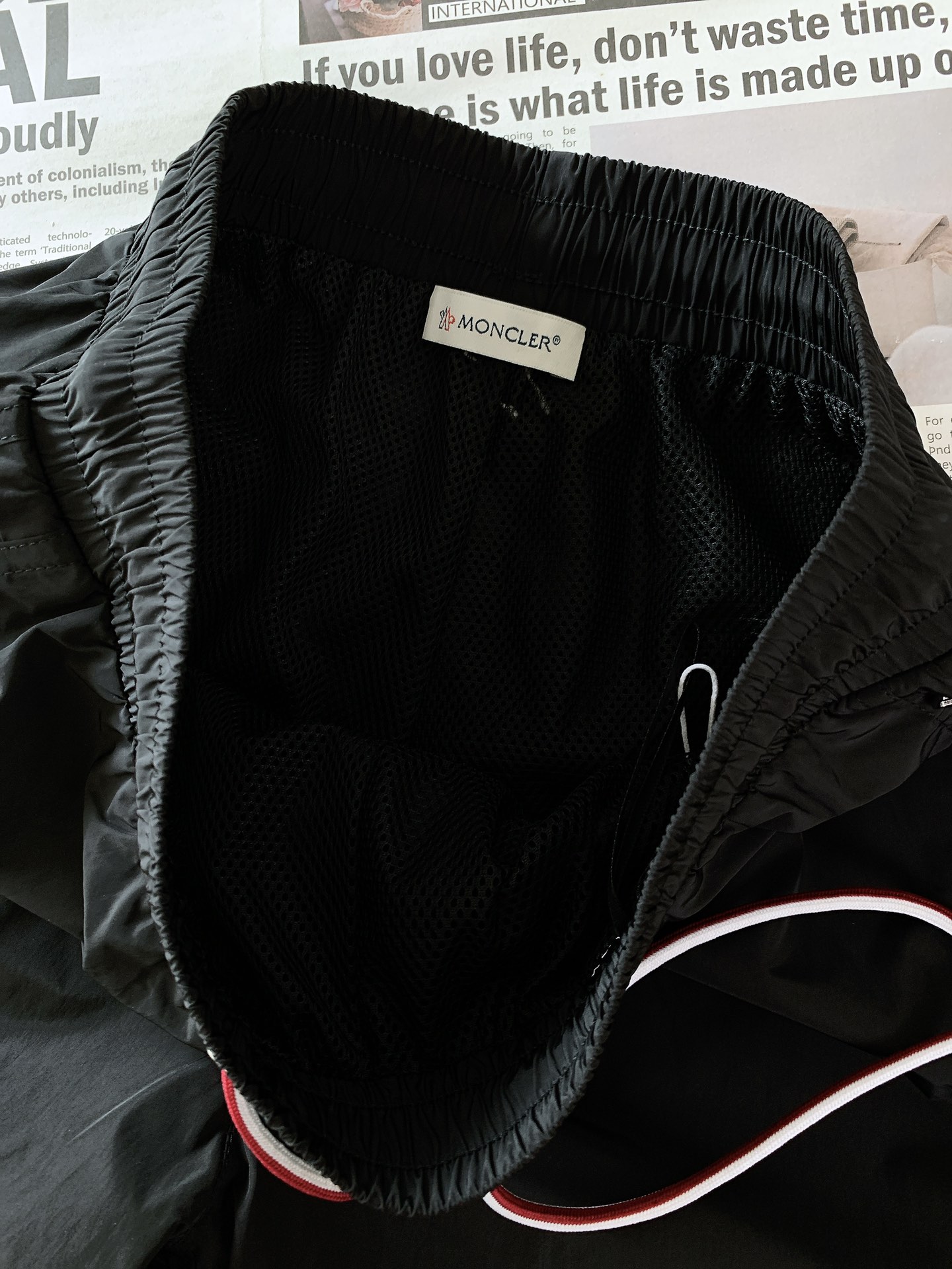 
Moncler 蒙口 2025SS春夏新品 
时尚休闲短裤，渠道精品，宽松体常规设计裁剪,兼具个性时尚