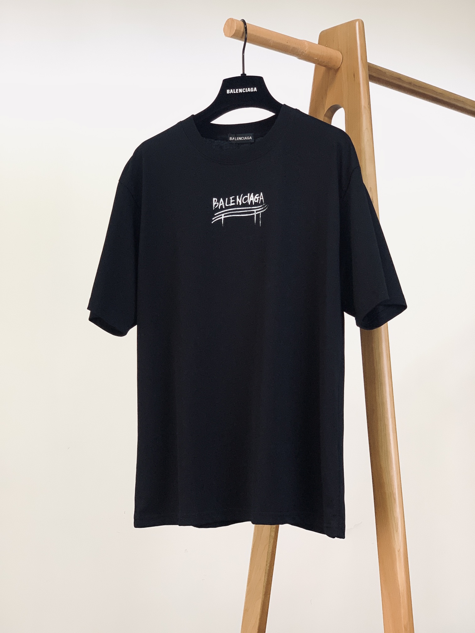 Balenciaga Zwart Katoenen T-Shirt met Logo Print - Casual Stijl